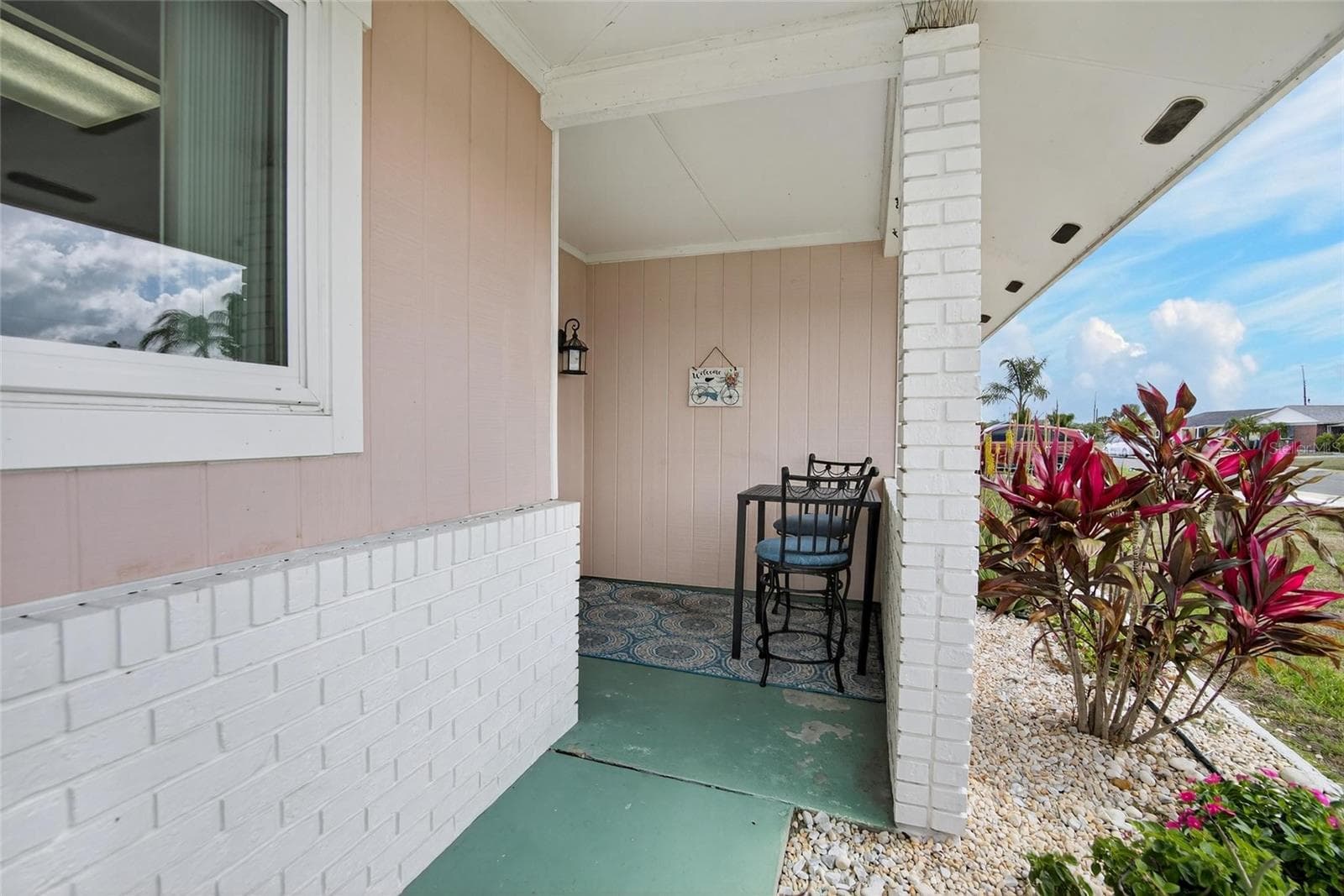 Enjoy the front porch with an early morning coffee, afternoon iced tea or a glass of wine - 809 OAKMONT AVE, SUN CITY CENTER