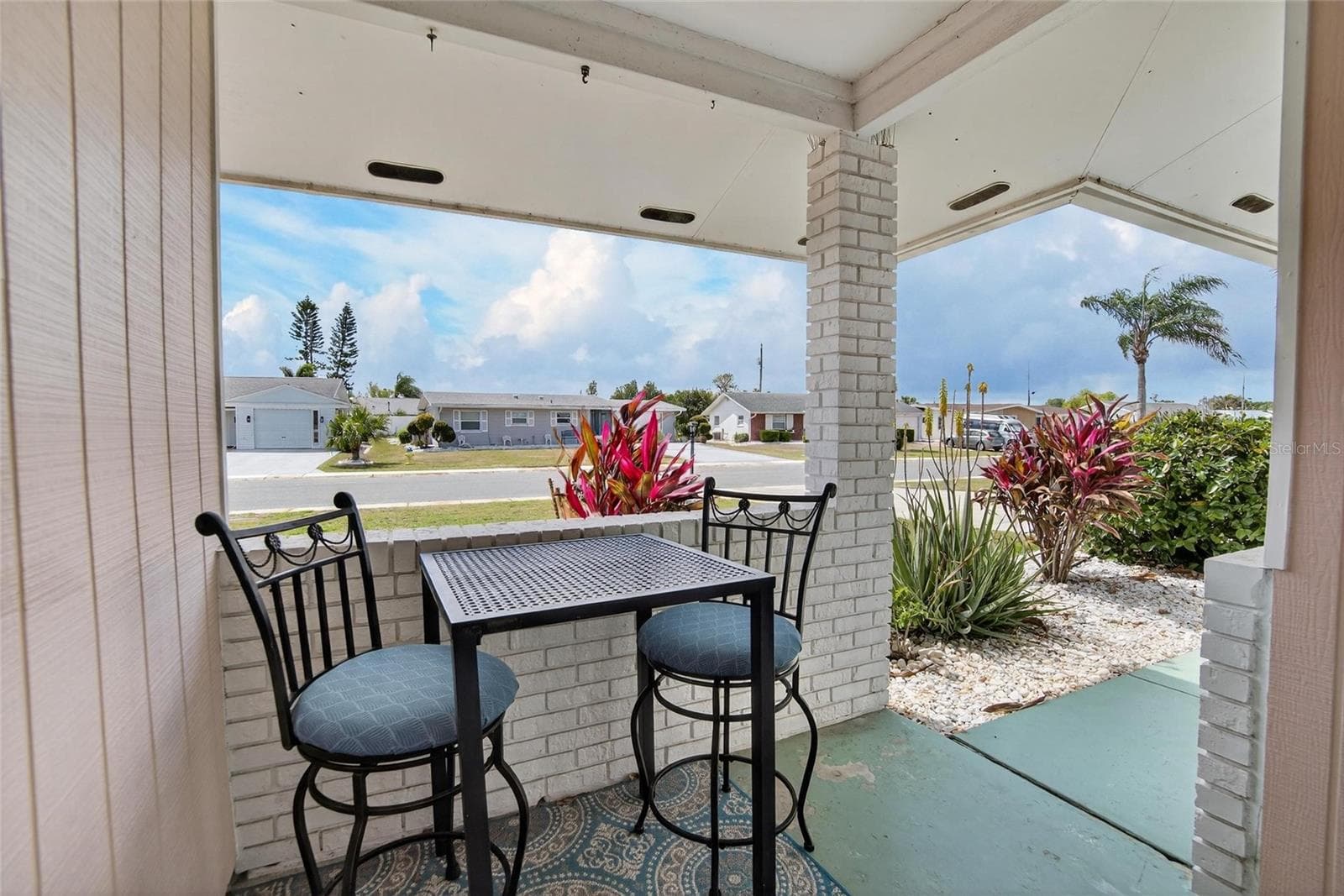 Enjoy your day with a view to the active community around you - 809 OAKMONT AVE, SUN CITY CENTER