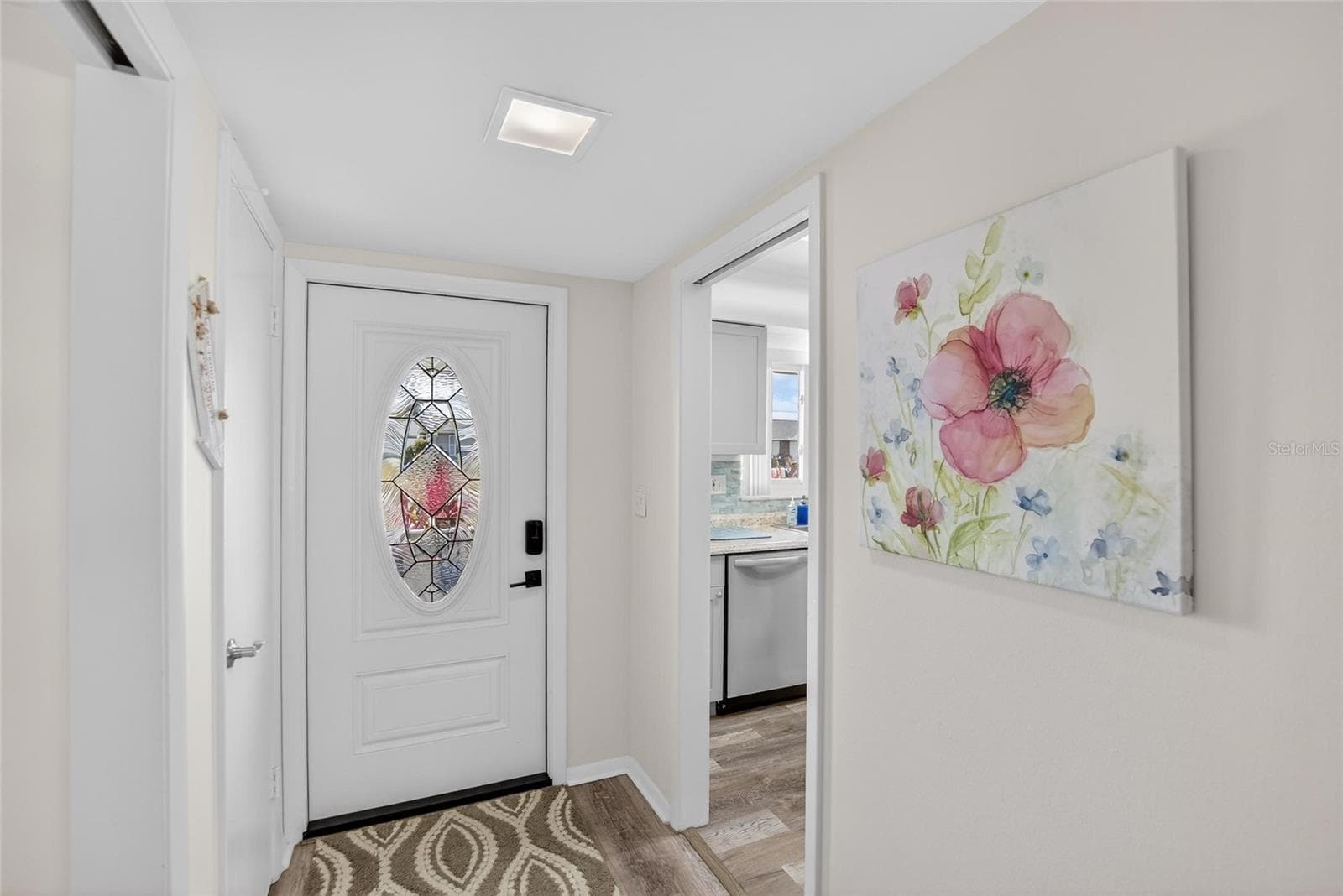 Walking in the lead glass door with keyless entry, notice the beautiful continuous floor - 809 OAKMONT AVE, SUN CITY CENTER