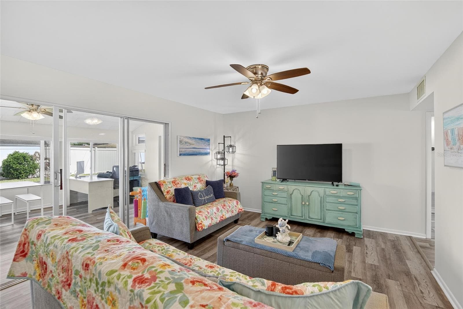 Modern paint tones, clean floors and space make this a perfect family room - 809 OAKMONT AVE, SUN CITY CENTER