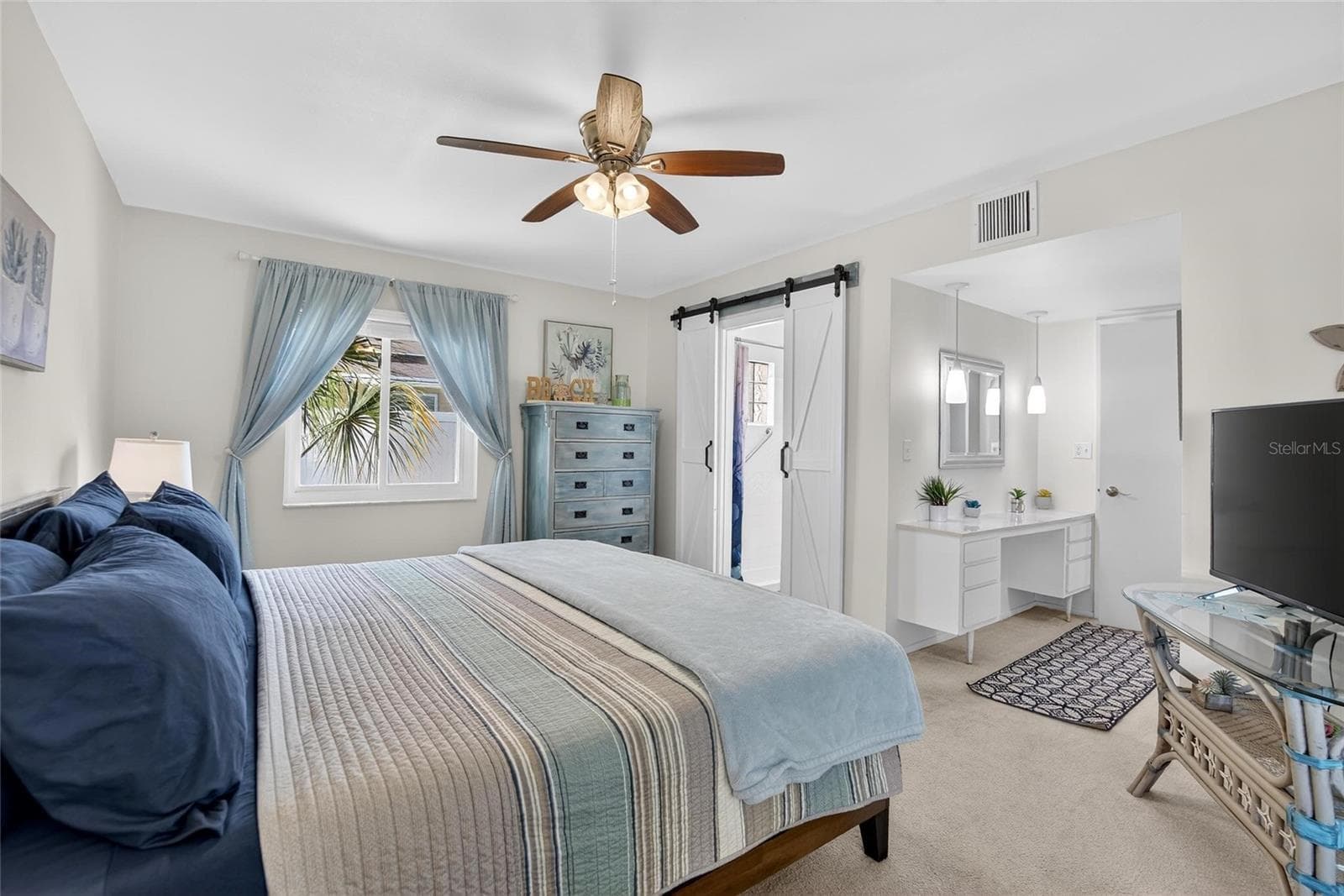 Clean and spacious, with the large window makes this a relaxing and tranquil primary ensuite - 809 OAKMONT AVE, SUN CITY CENTER