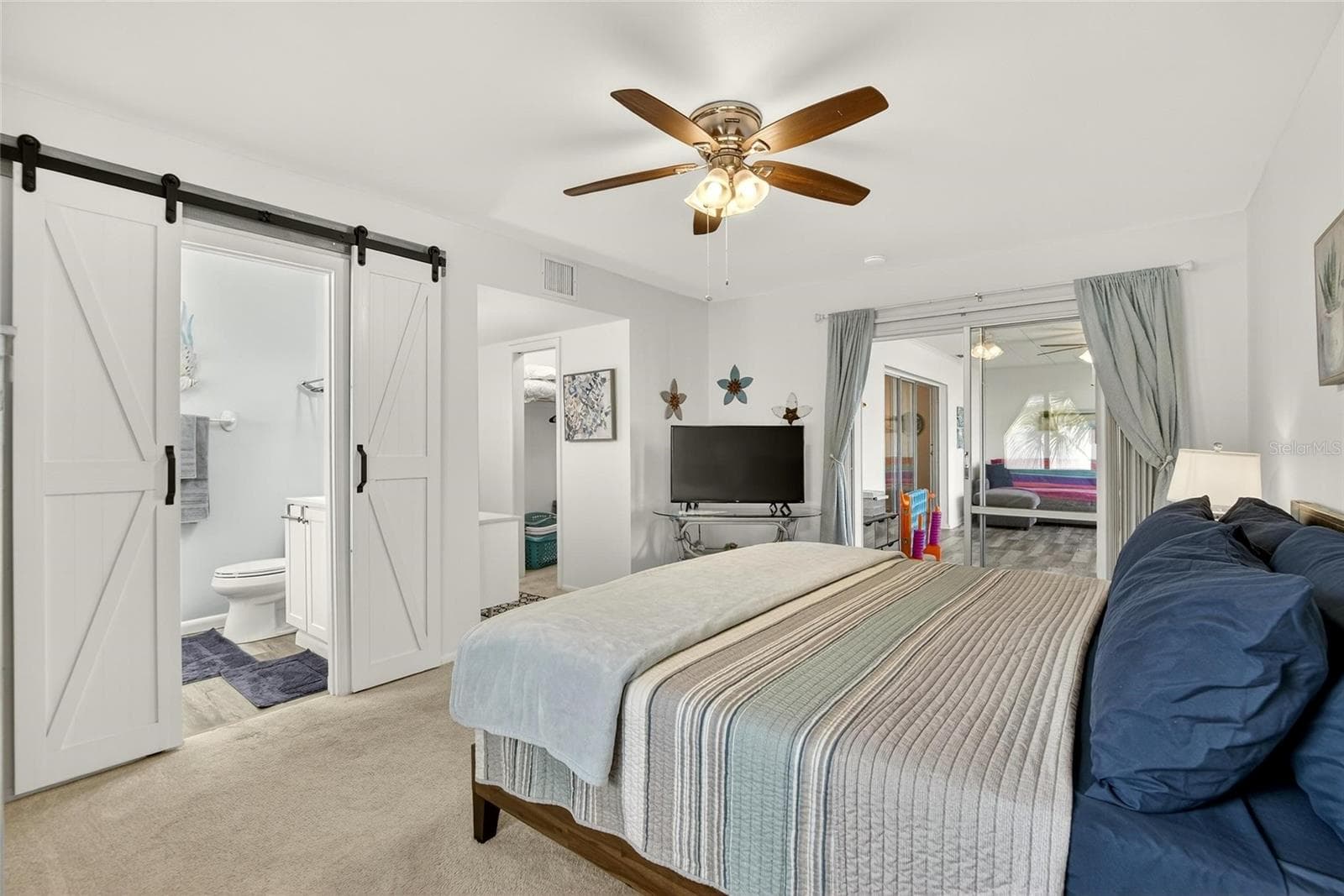 An ensuite bathroom is perfect for privacy - 809 OAKMONT AVE, SUN CITY CENTER