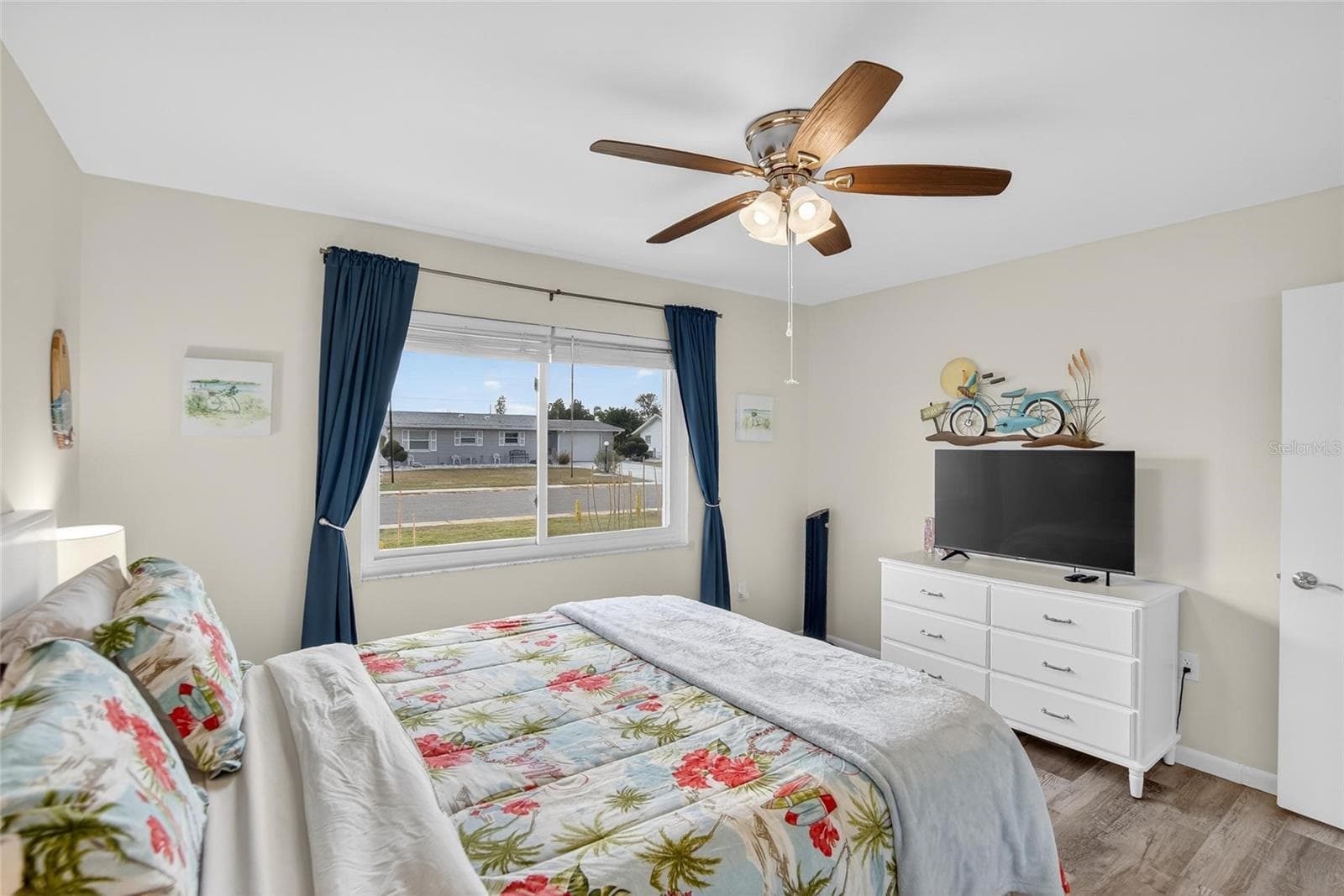 A large window in the guest room allows Florida sunshine into the room - 809 OAKMONT AVE, SUN CITY CENTER