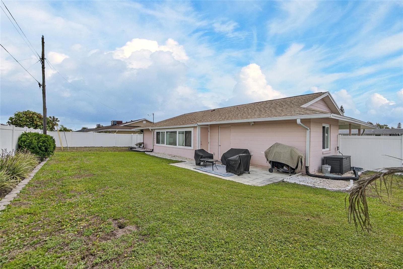 Outdoor Oasis Fenced for your fury friends - 809 OAKMONT AVE, SUN CITY CENTER