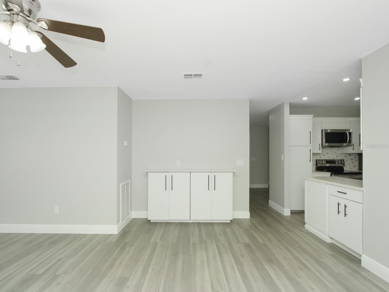 Living room - 919 SYLVIA DR, DELTONA