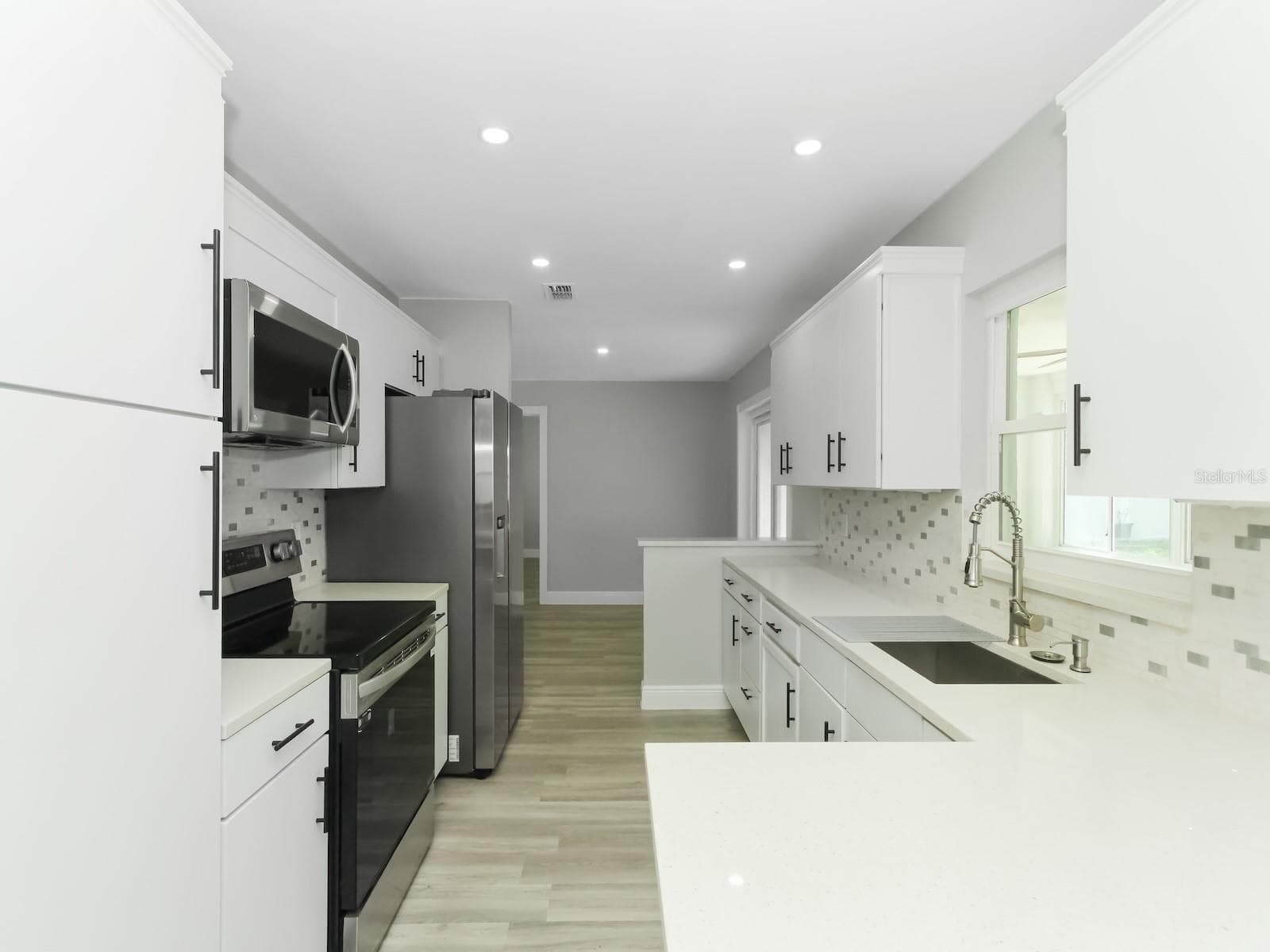 Kitchen - 919 SYLVIA DR, DELTONA