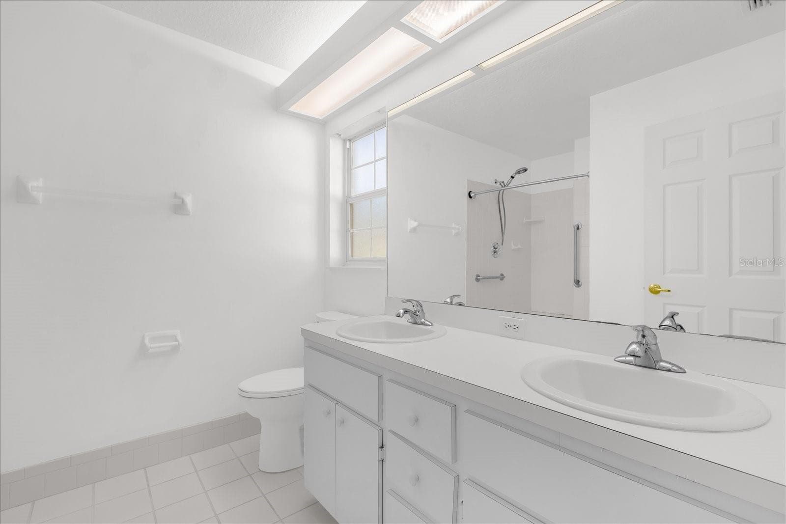 Double sink master bath - 6359 SW 117TH LOOP, OCALA
