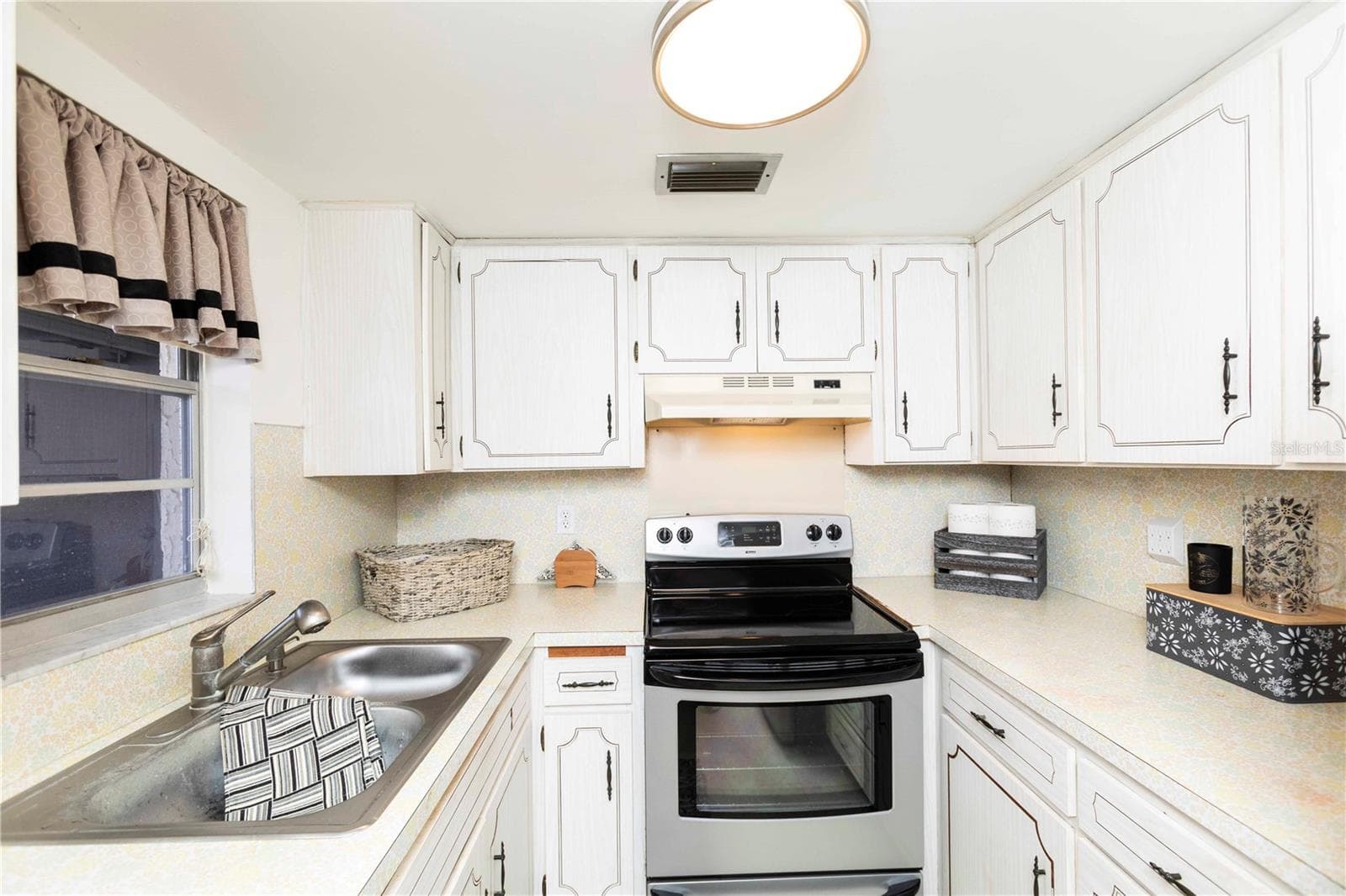 Condominium at 4609 MARINE PKWY #203, NEW PORT RICHEY, photo 11 of 23
