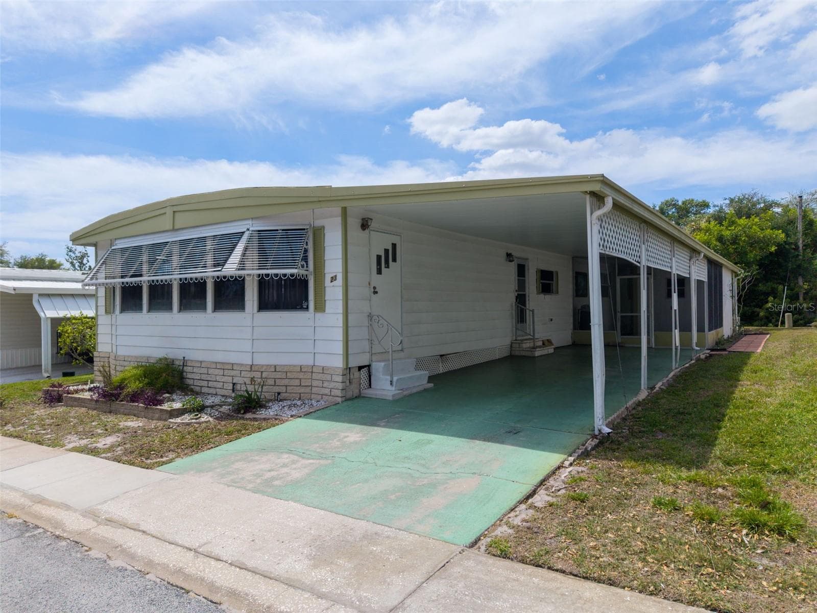 Manufactured Home at 23 MOUNTAIN LAUREL DR, PALM HARBOR, photo 2 of 66