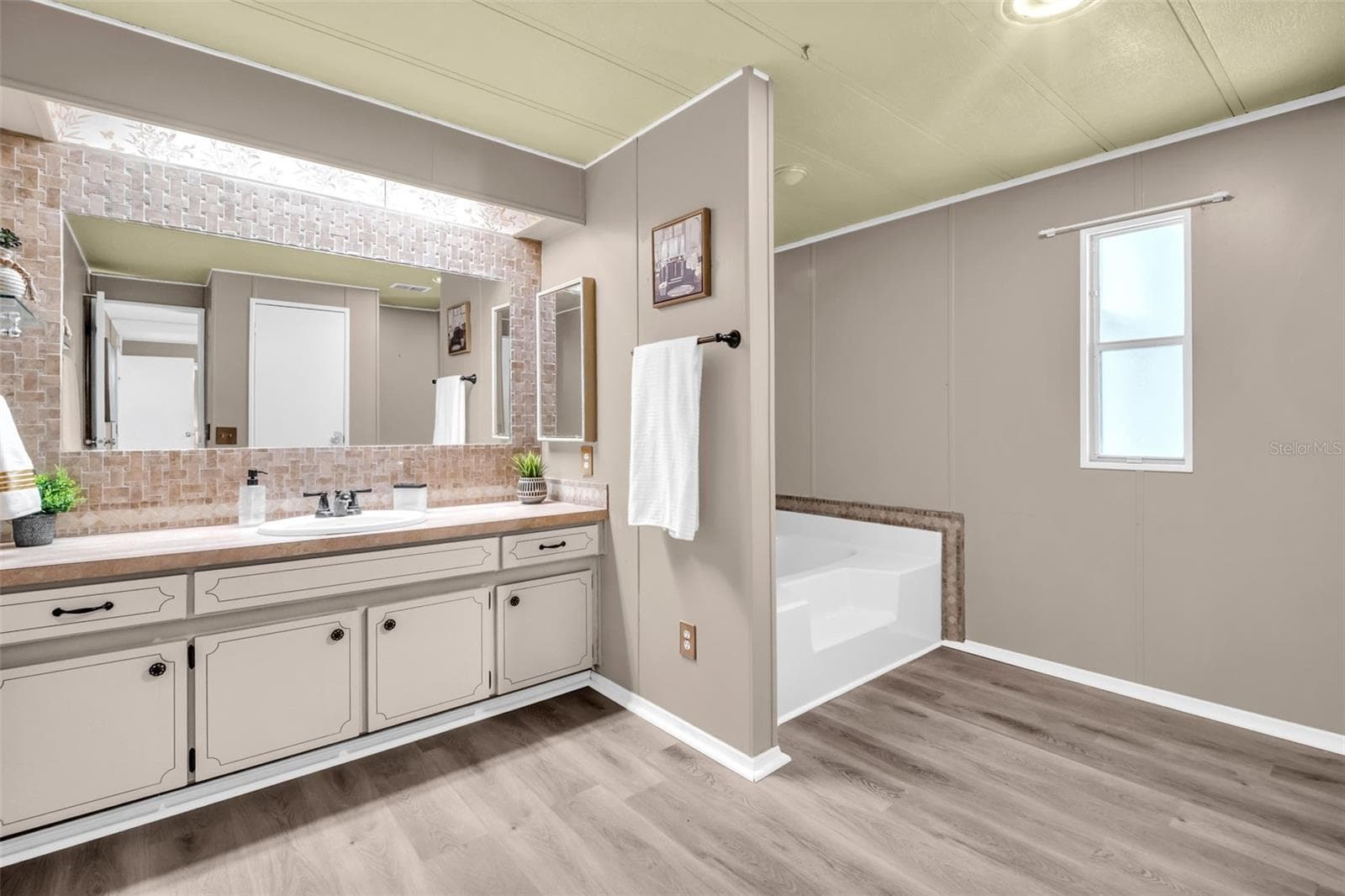 Manufactured Home at 23 MOUNTAIN LAUREL DR, PALM HARBOR, photo 25 of 66