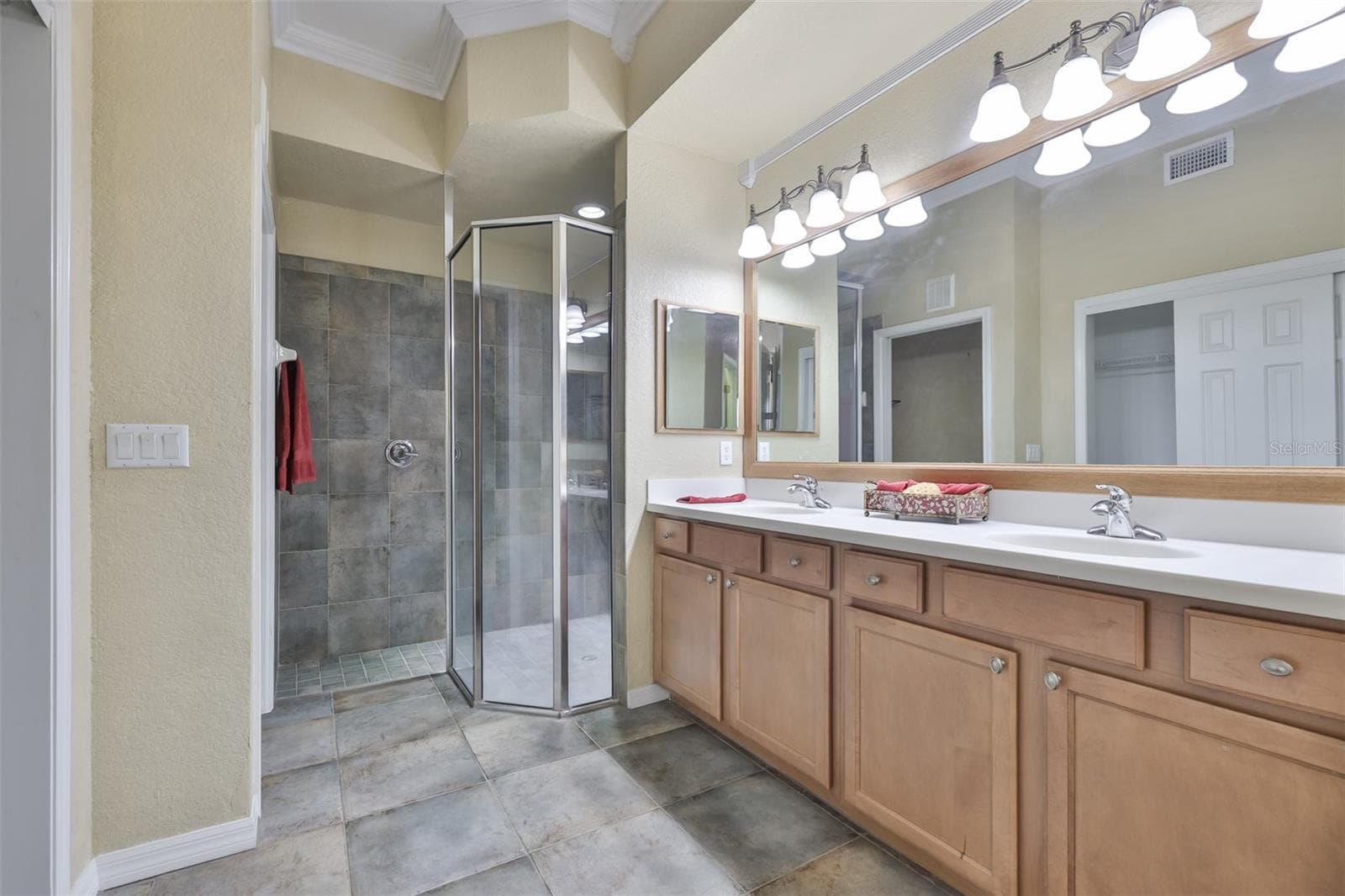 Double sinks in Primary Bath - 1324 EMERALD DUNES DR, SUN CITY CENTER