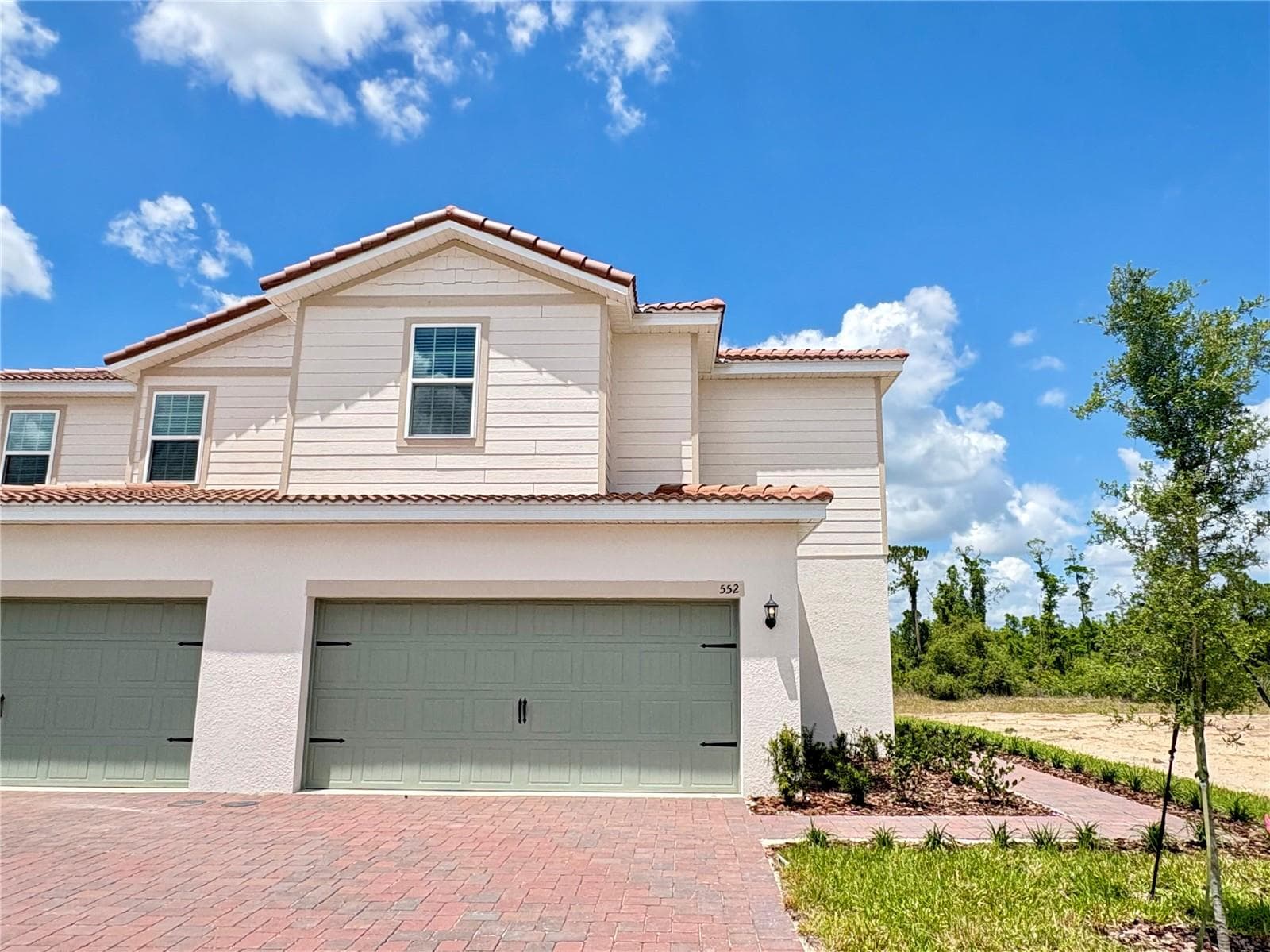 552 BAY LEAF DR