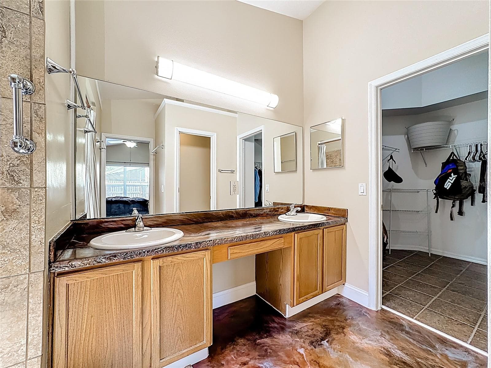 Additional guest bedroom featuring a vibrant accent wall and ample space. - 7116 COLONY POINTE DR, RIVERVIEW