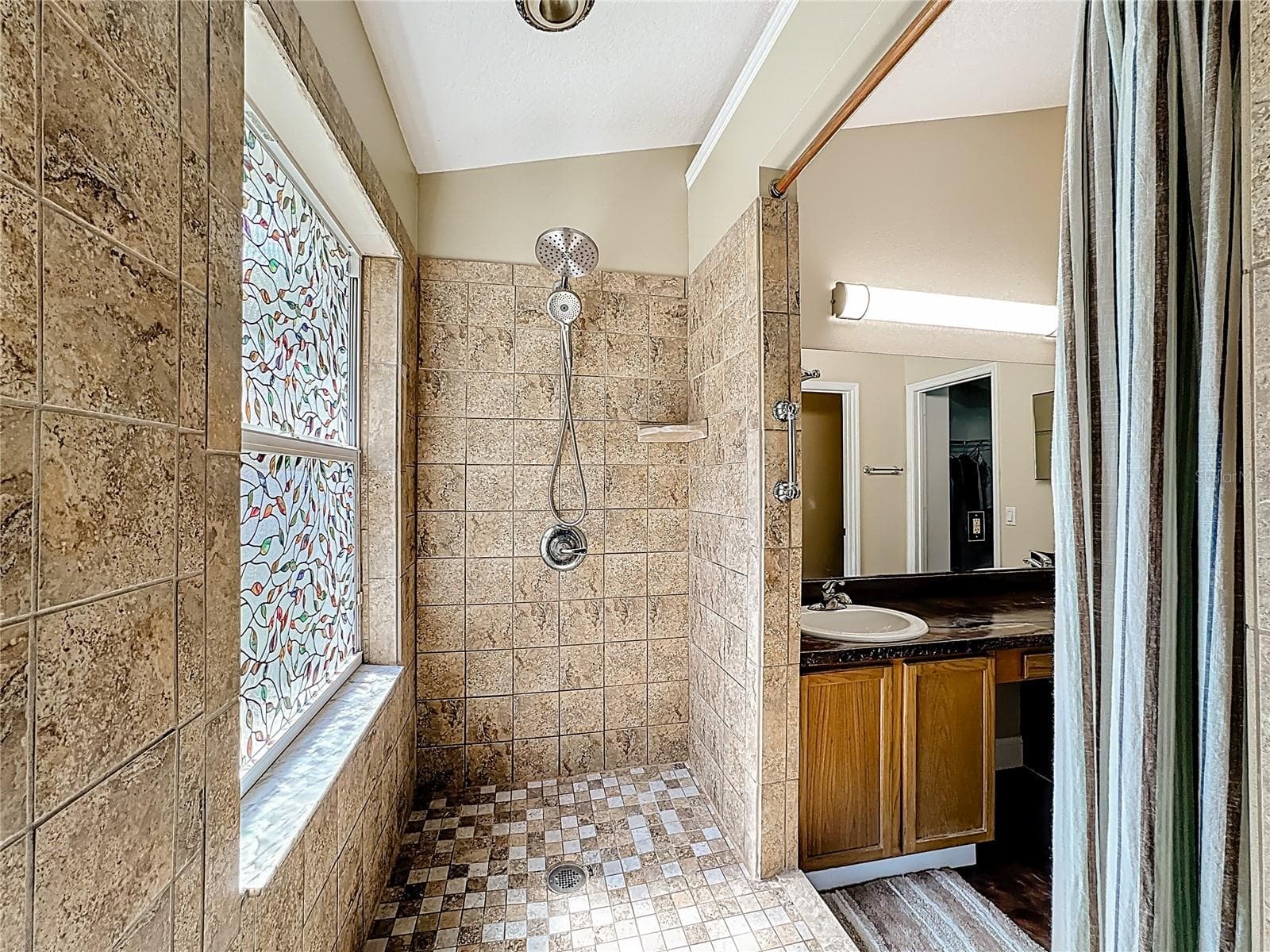 primary en-suite bathroom featuring a modern walk-in shower with dual shower heads. - 7116 COLONY POINTE DR, RIVERVIEW