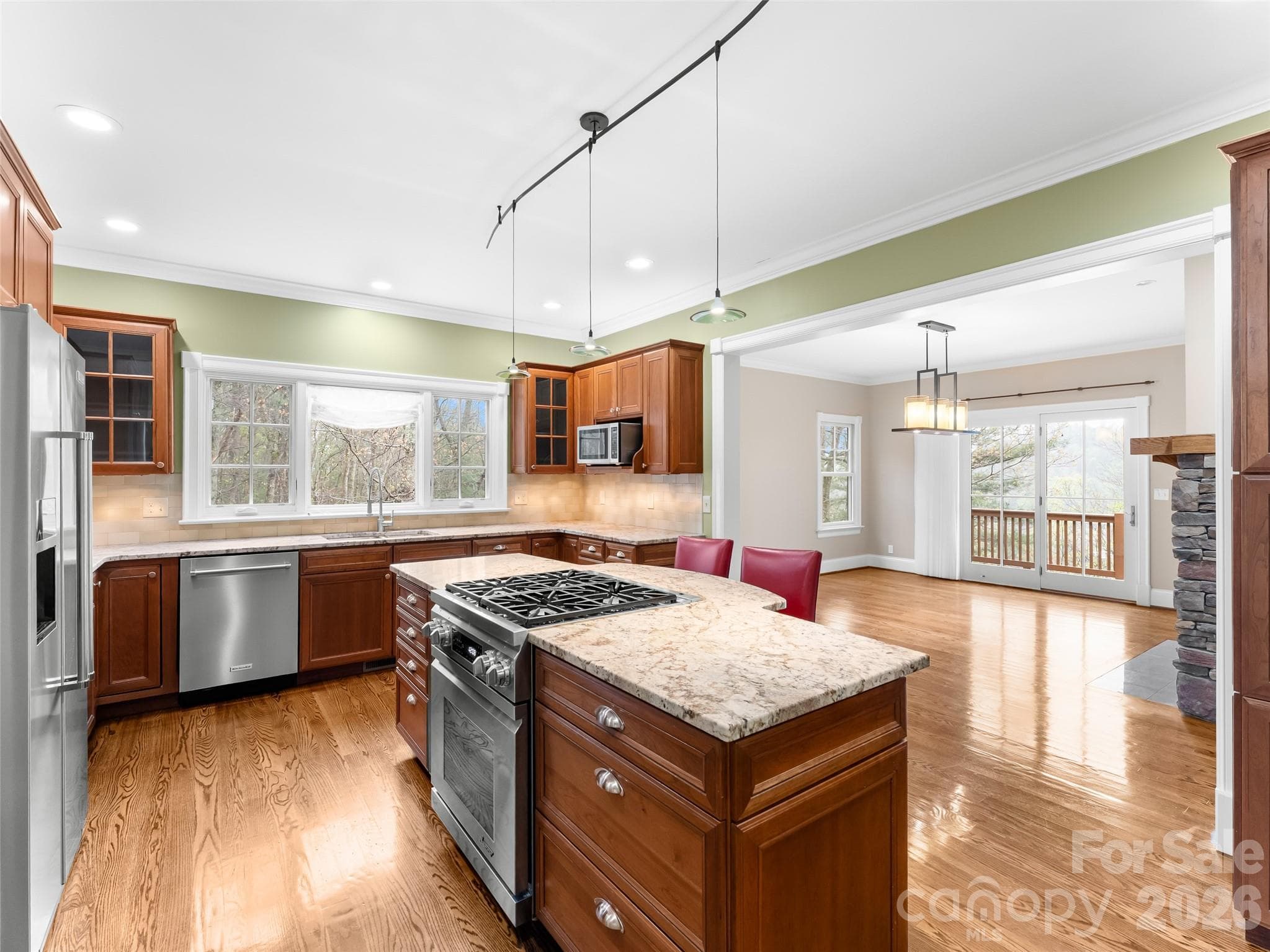Enjoy cooking? You'll love the gas range. - 5 Stegall Lane, Asheville