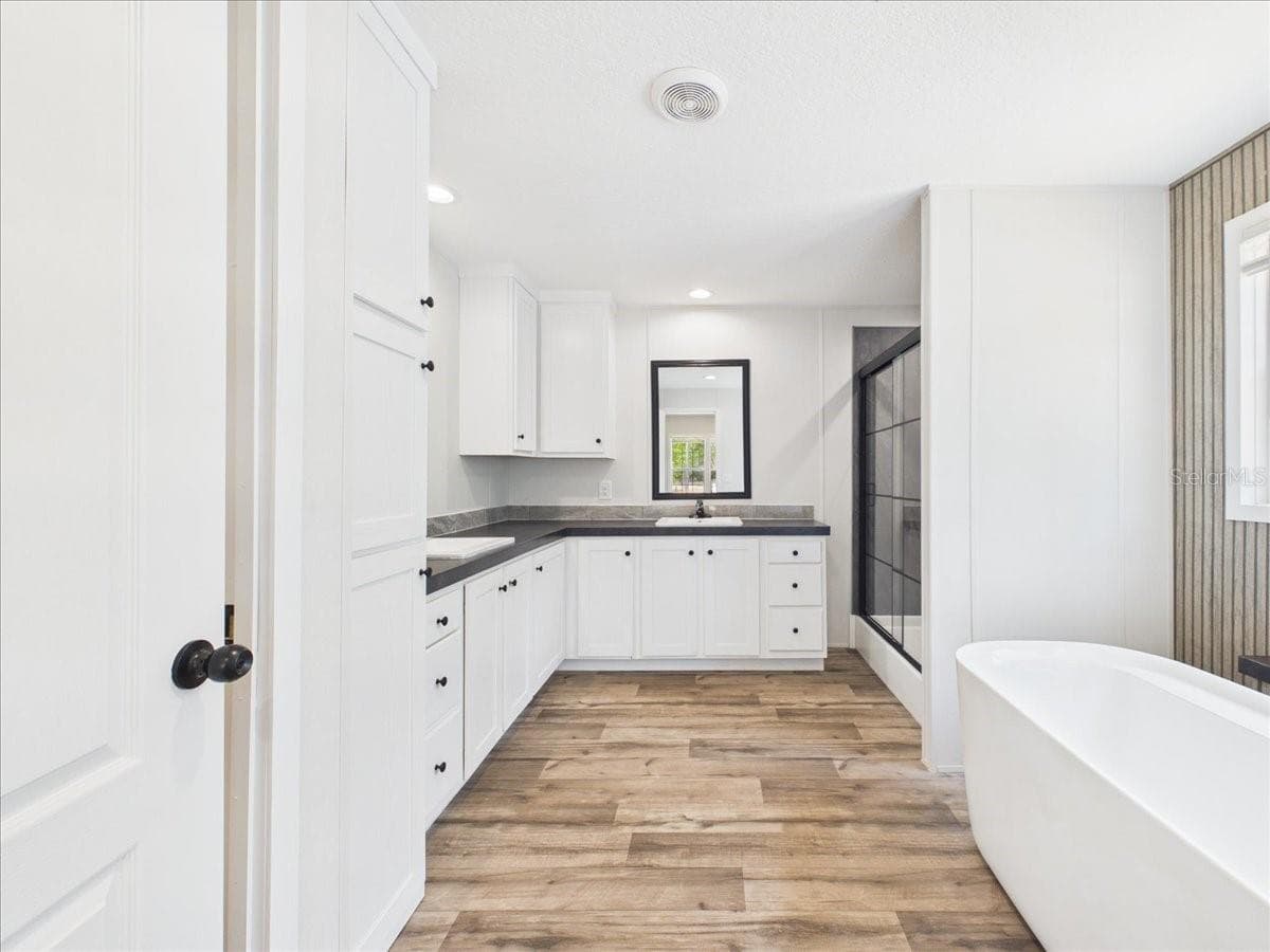 Manufactured Home at 137 BEULAH DR, HAWTHORNE, photo 15 of 31