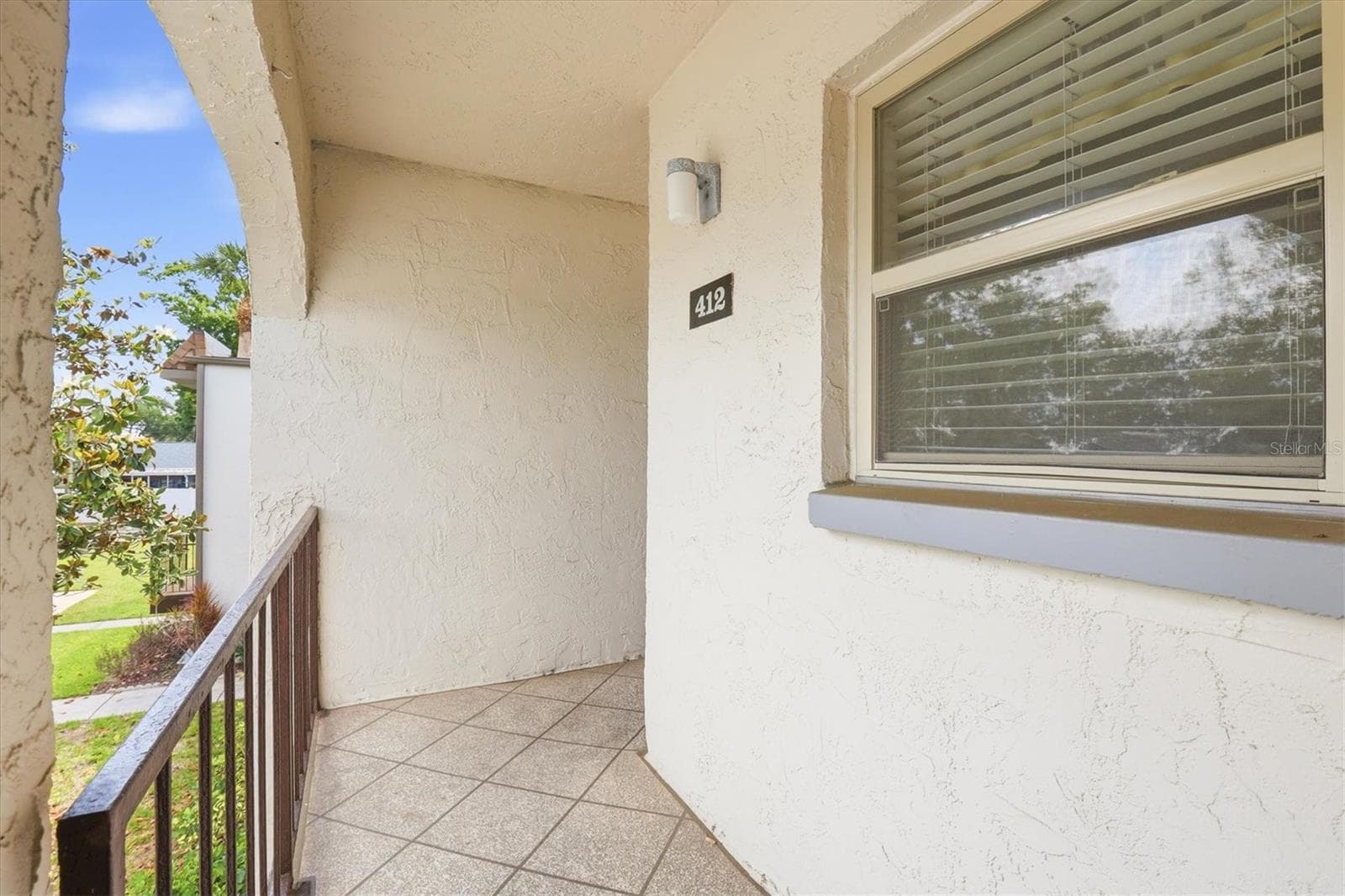 Hall to front door - 7701 STARKEY RD #412, SEMINOLE