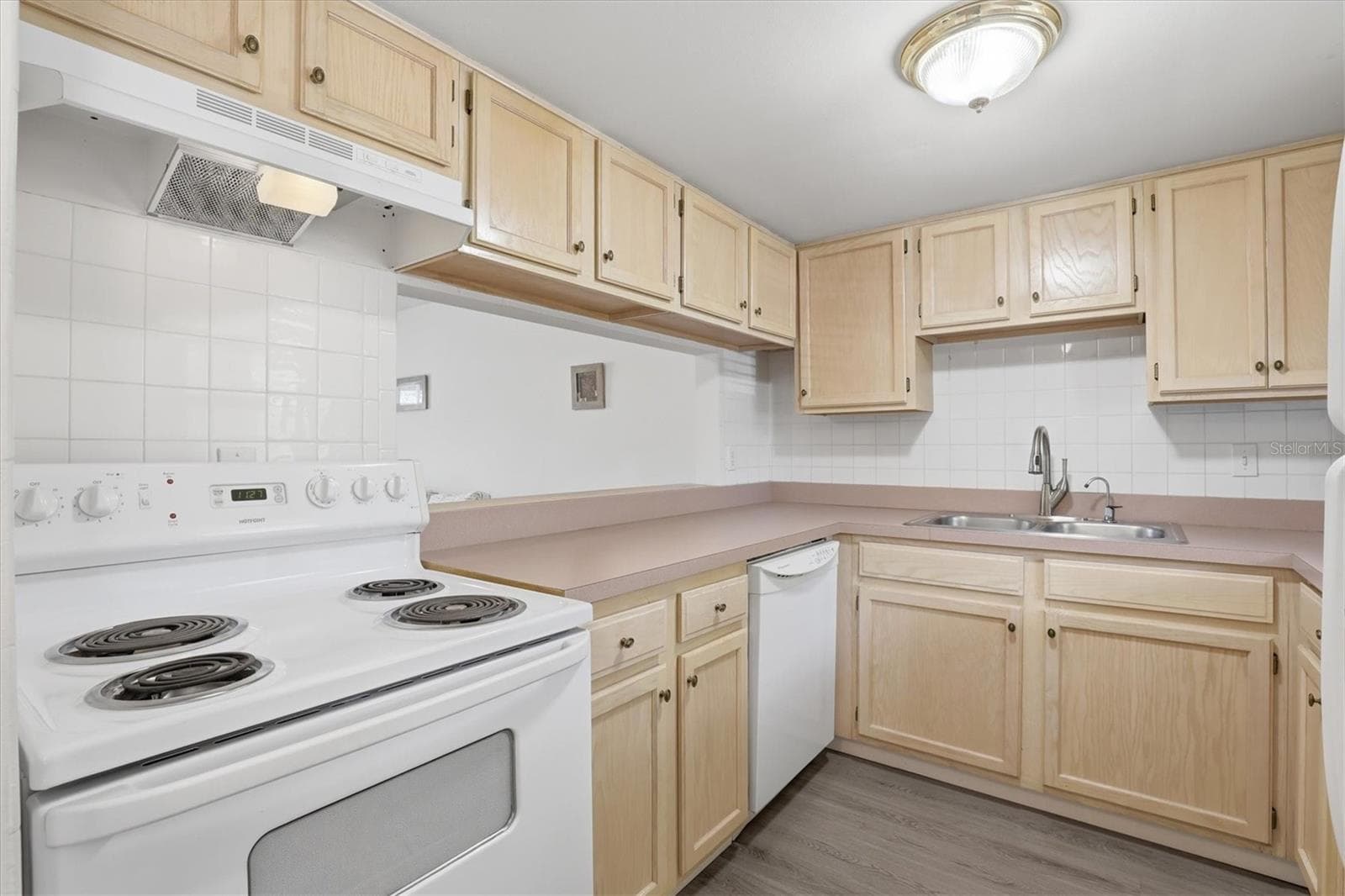 Spacious for Cooking - 7701 STARKEY RD #412, SEMINOLE