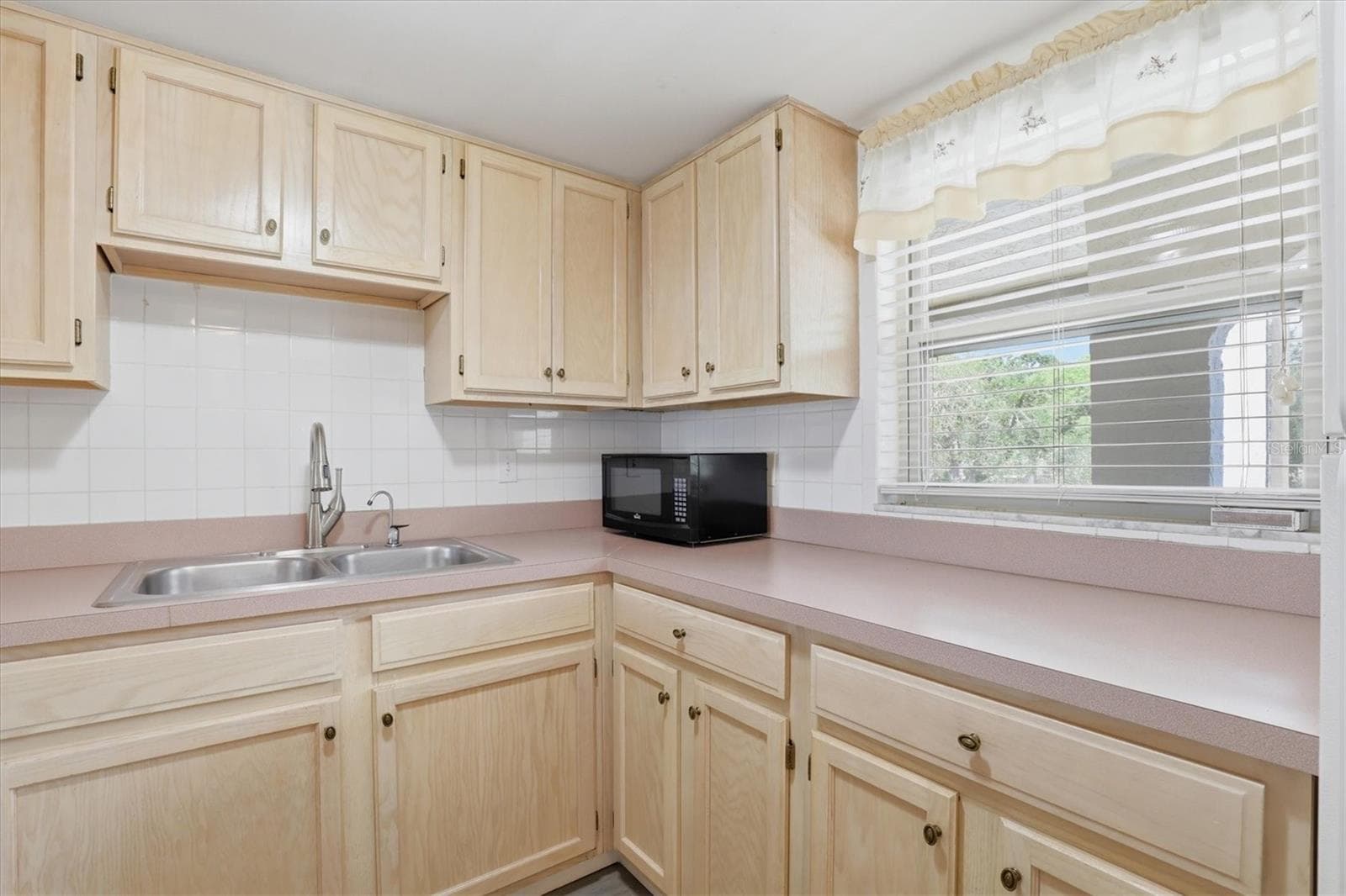 Nice cabinets - 7701 STARKEY RD #412, SEMINOLE