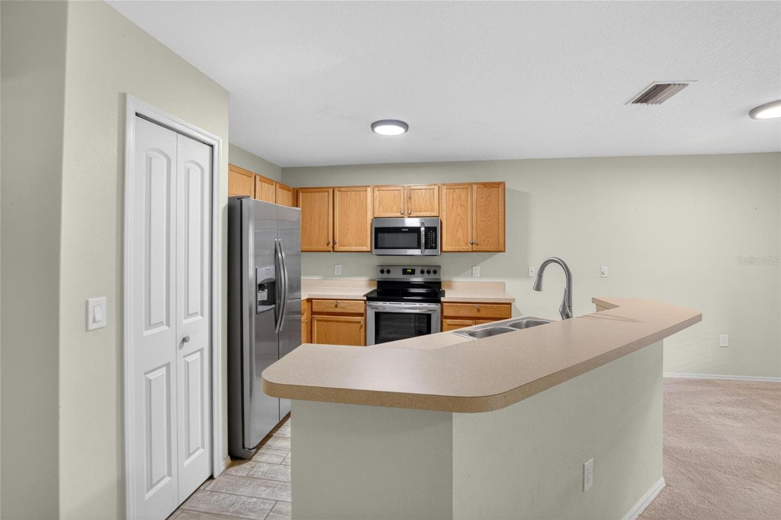 Townhouse at 2605 OLEANDER LAKES DR, BRANDON, photo 5 of 68