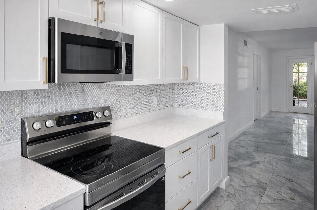 Condominium at FOXMOOR CONDOMINIUM, NORTH FORT MYERS, photo 3 of 26
