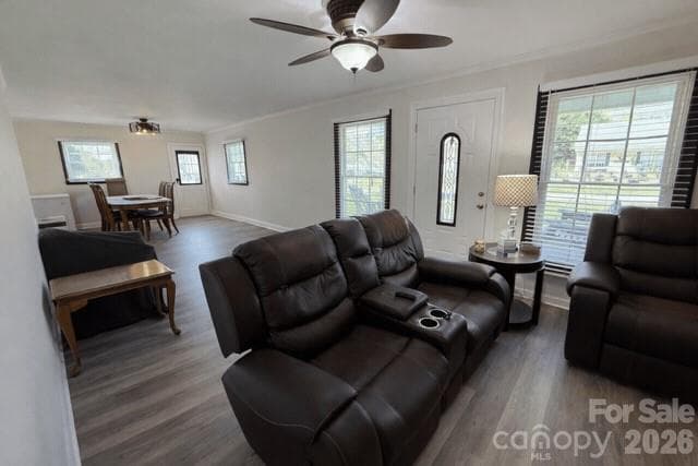 Warm inviting living area - 636 Willis Road, Dallas
