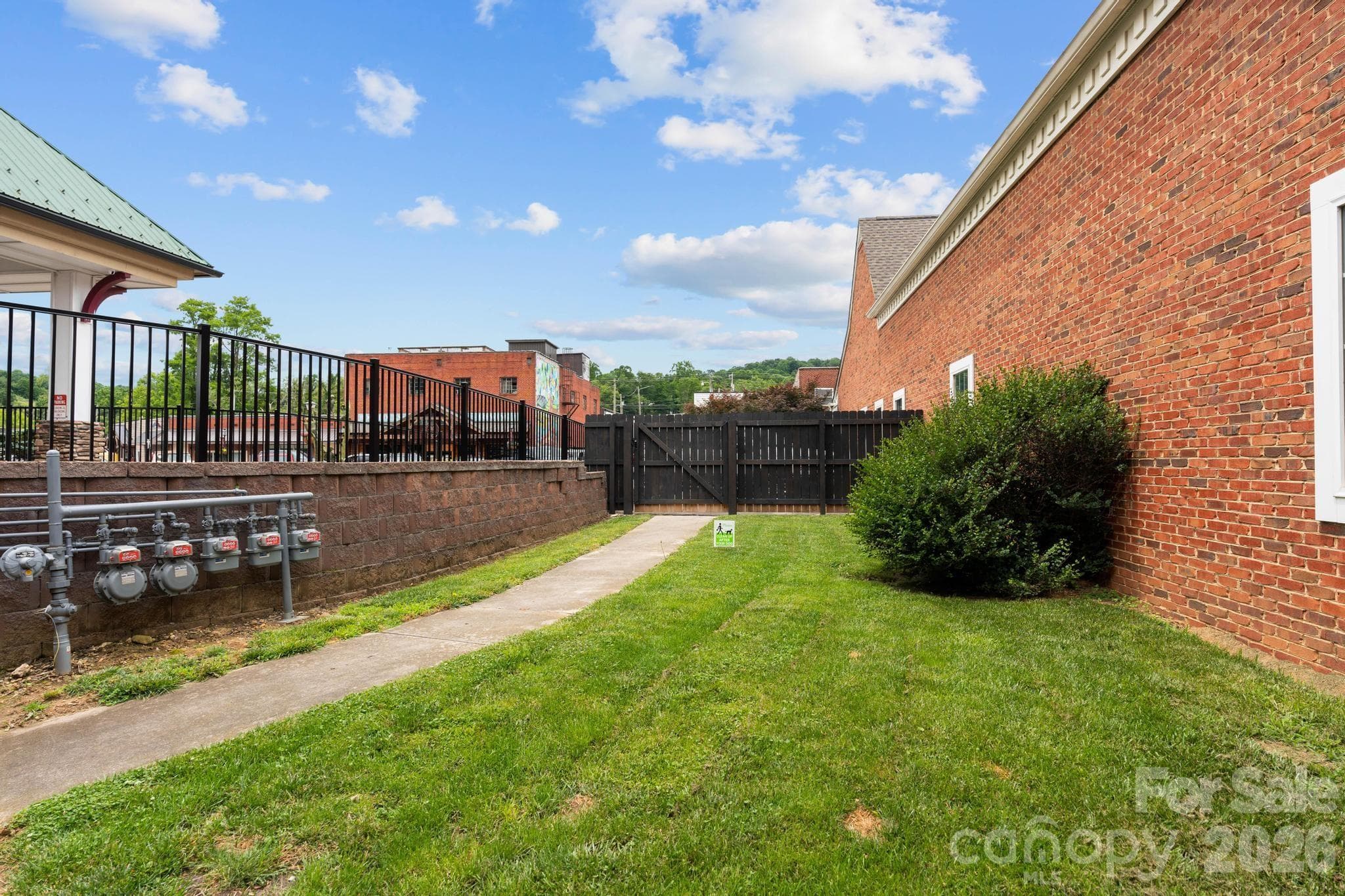 Fenced area next to main entrance - Great for pets! - 108 Jefferson Station Place, West Jefferson