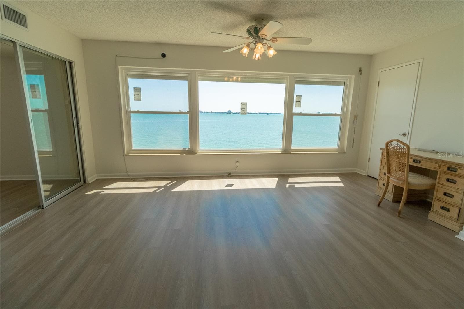 Florida Room Area. - 5980 SHORE BLVD S #405, GULFPORT