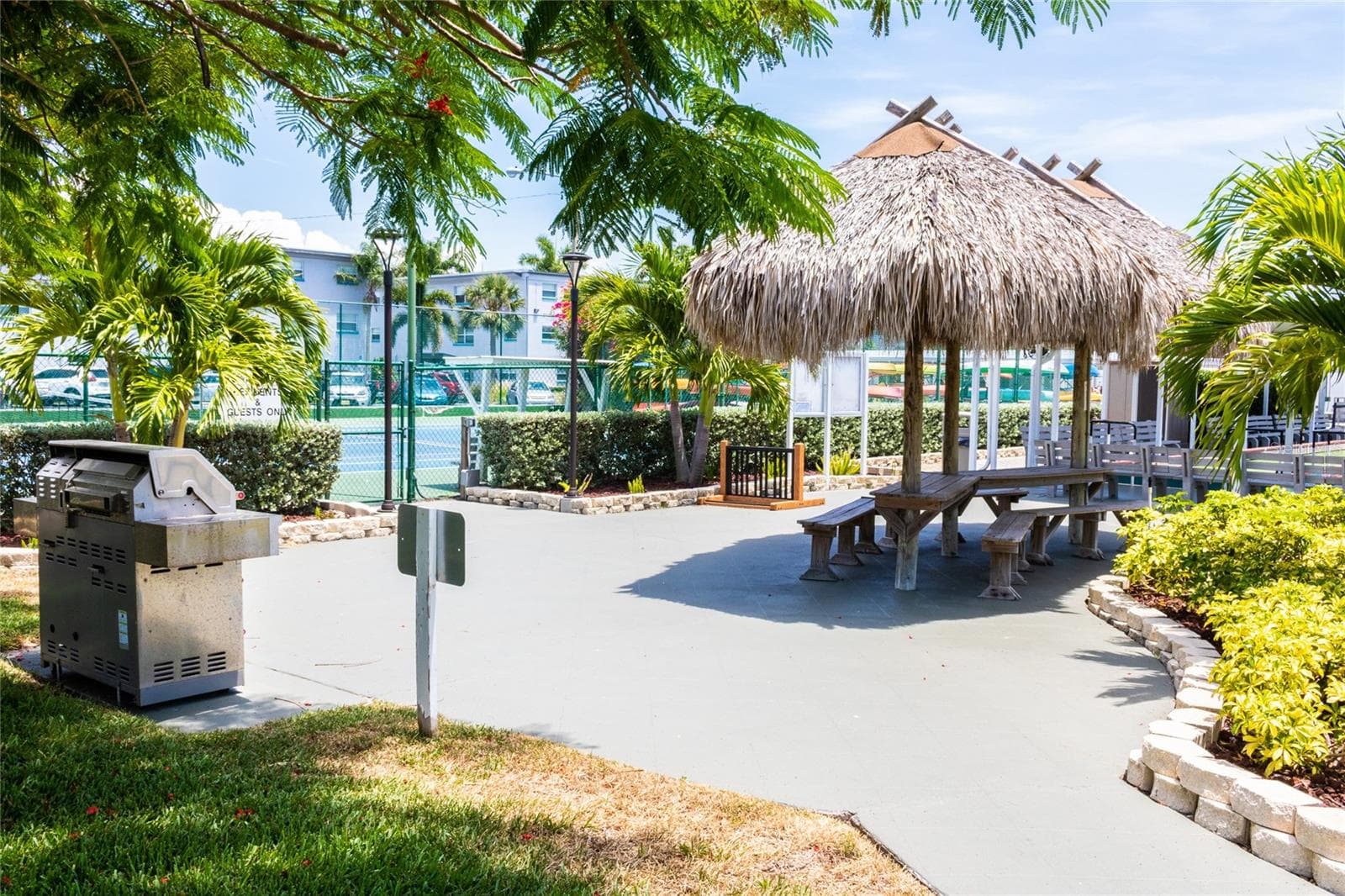 Picnic Area. - 5980 SHORE BLVD S #405, GULFPORT