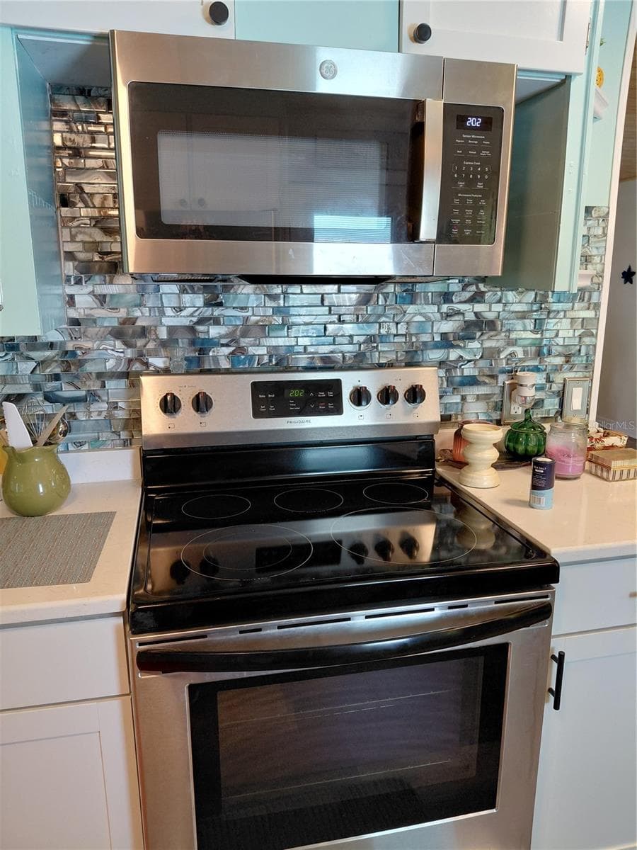 fully equipped with appliances, lots of storage & designer backplash - 1451 BLUE HERON DR, ENGLEWOOD