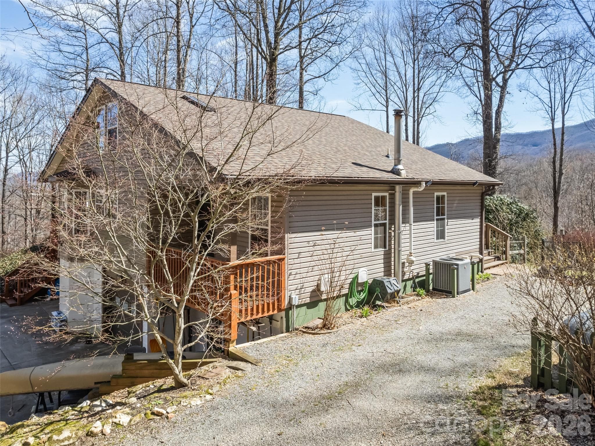 Main Level Driveway Access - 401 Tipstill Cove, Waynesville