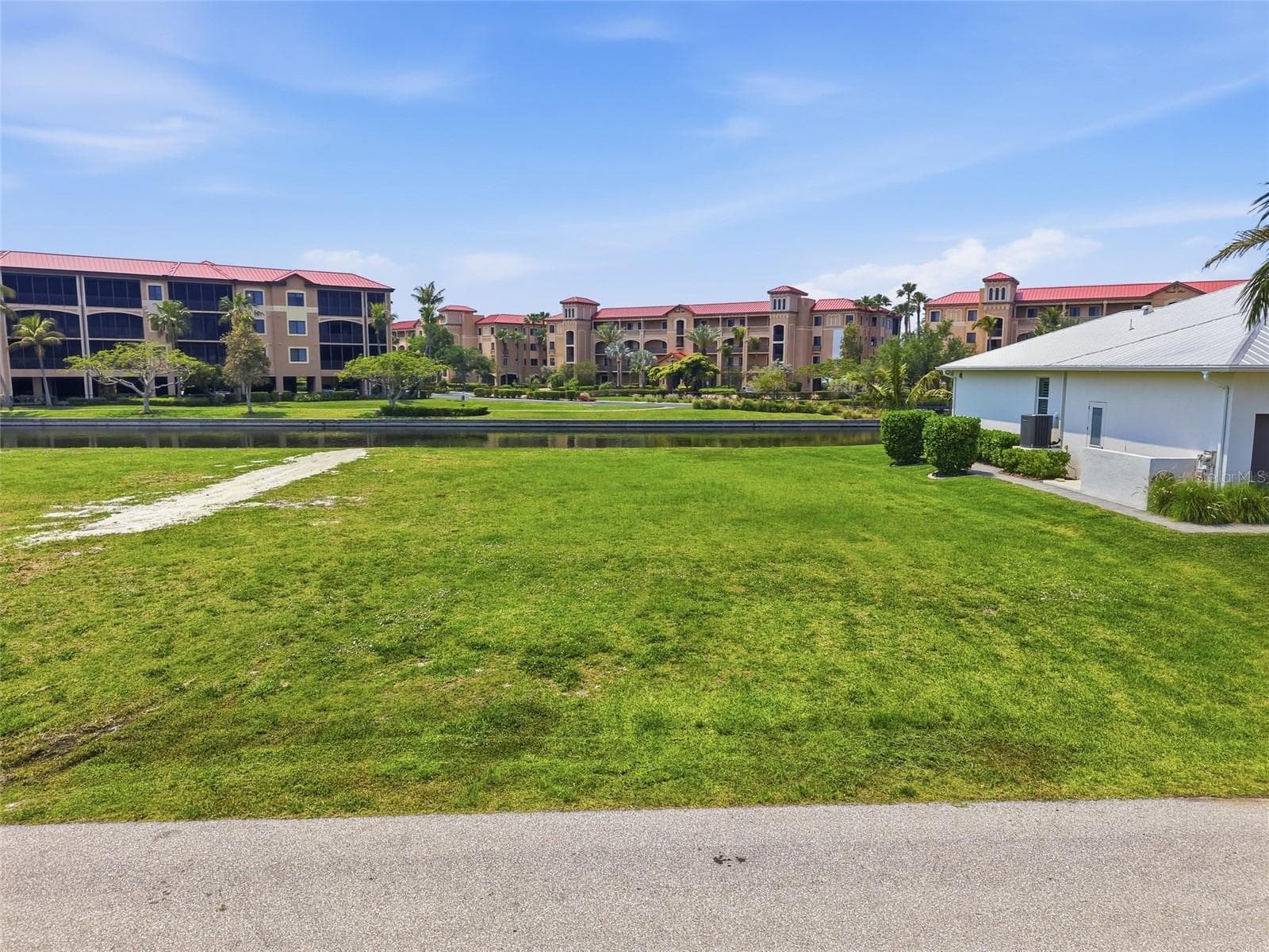 81 COLONY POINT DR