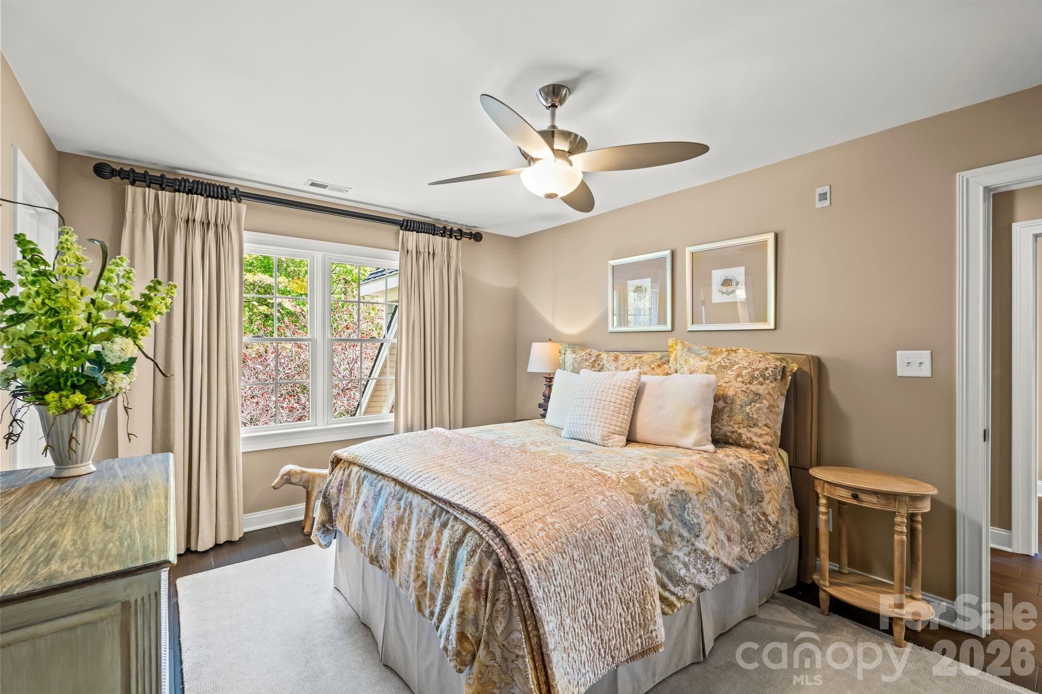 En suite 2nd level bedroom - Lewisville