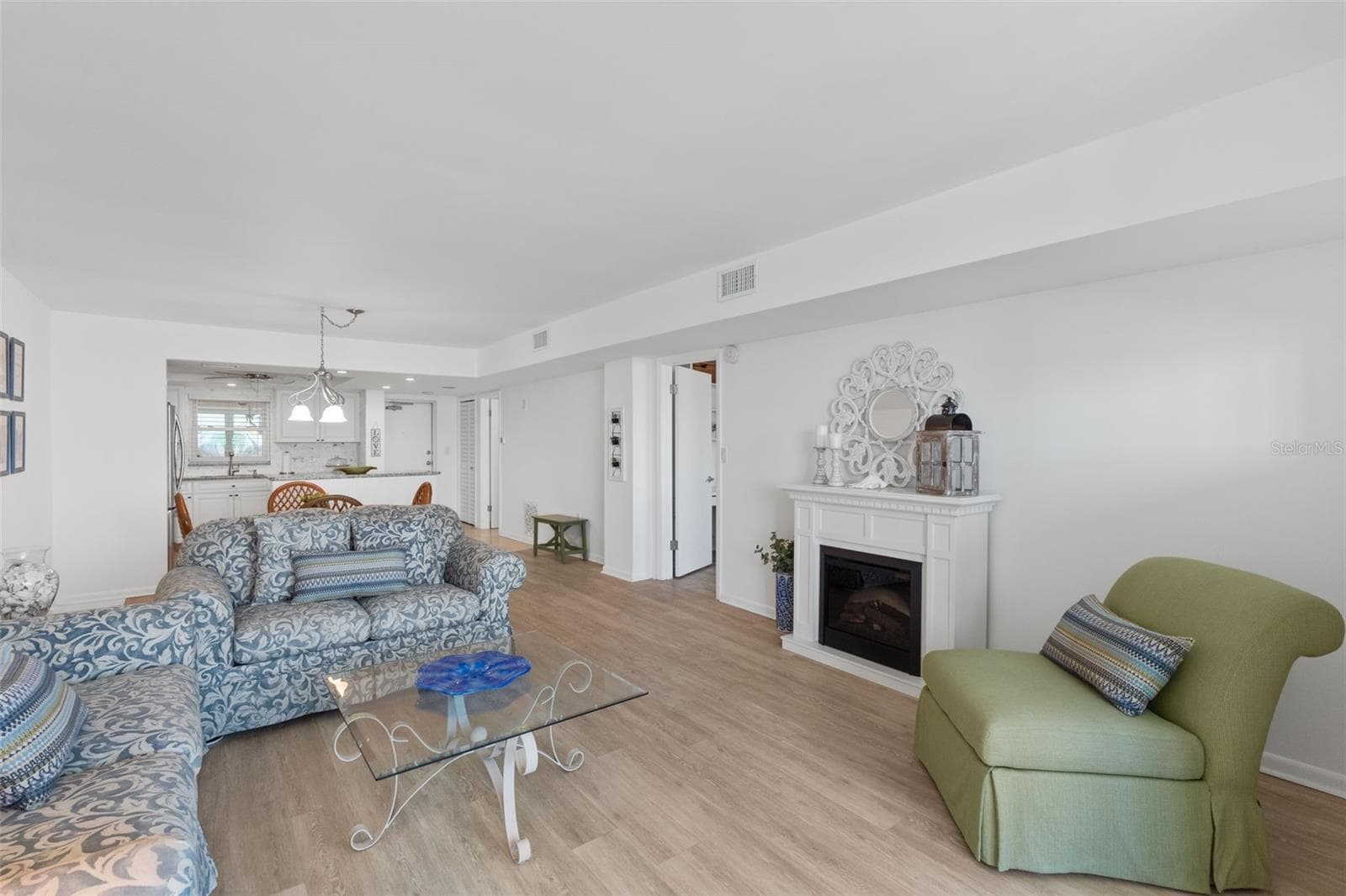 Plenty of Seating Space - 5130 BRITTANY DR S #505, ST PETERSBURG