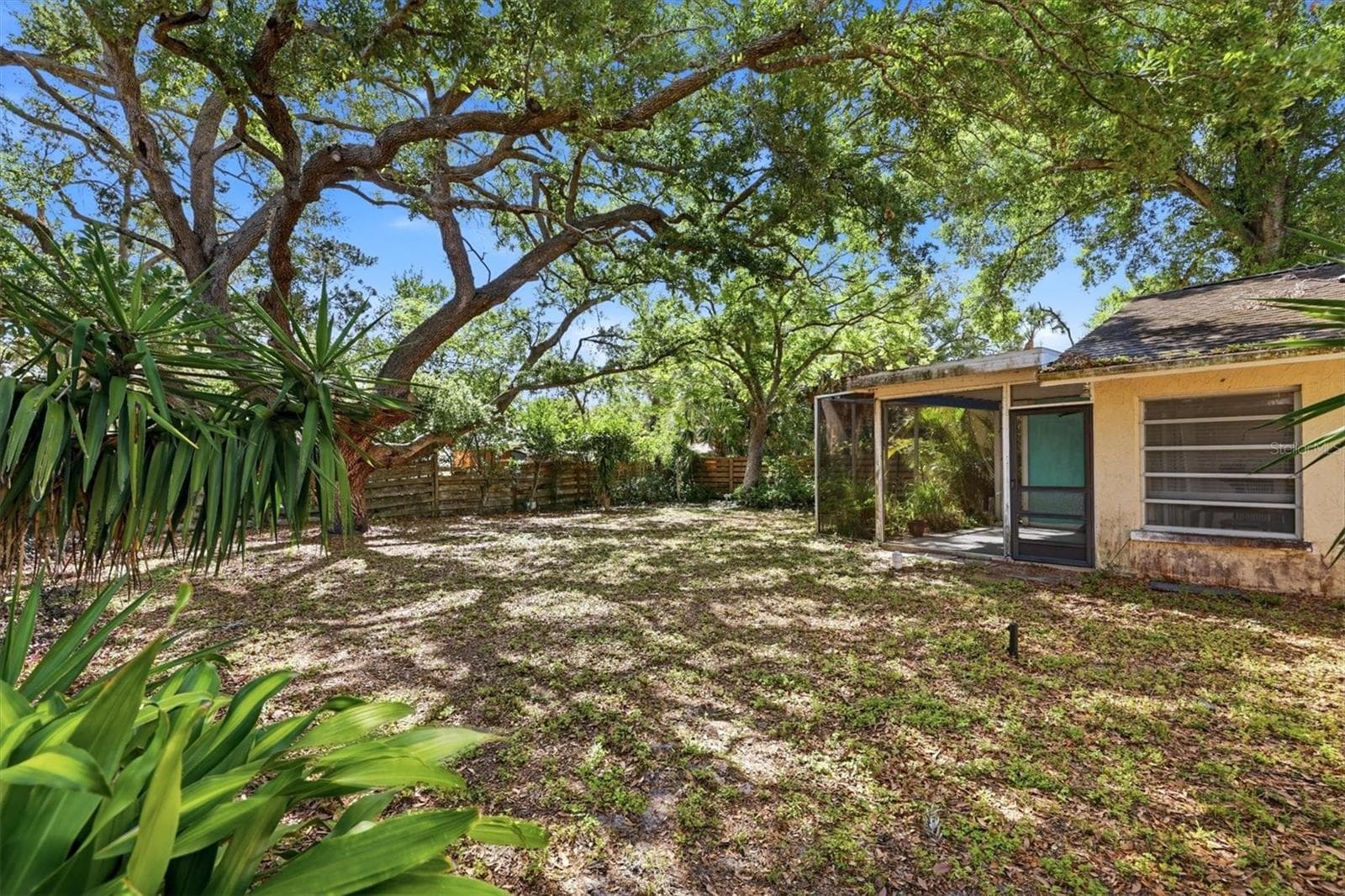 Lots of room for play equipment or gardening - 4003 BOOTH PL, SARASOTA