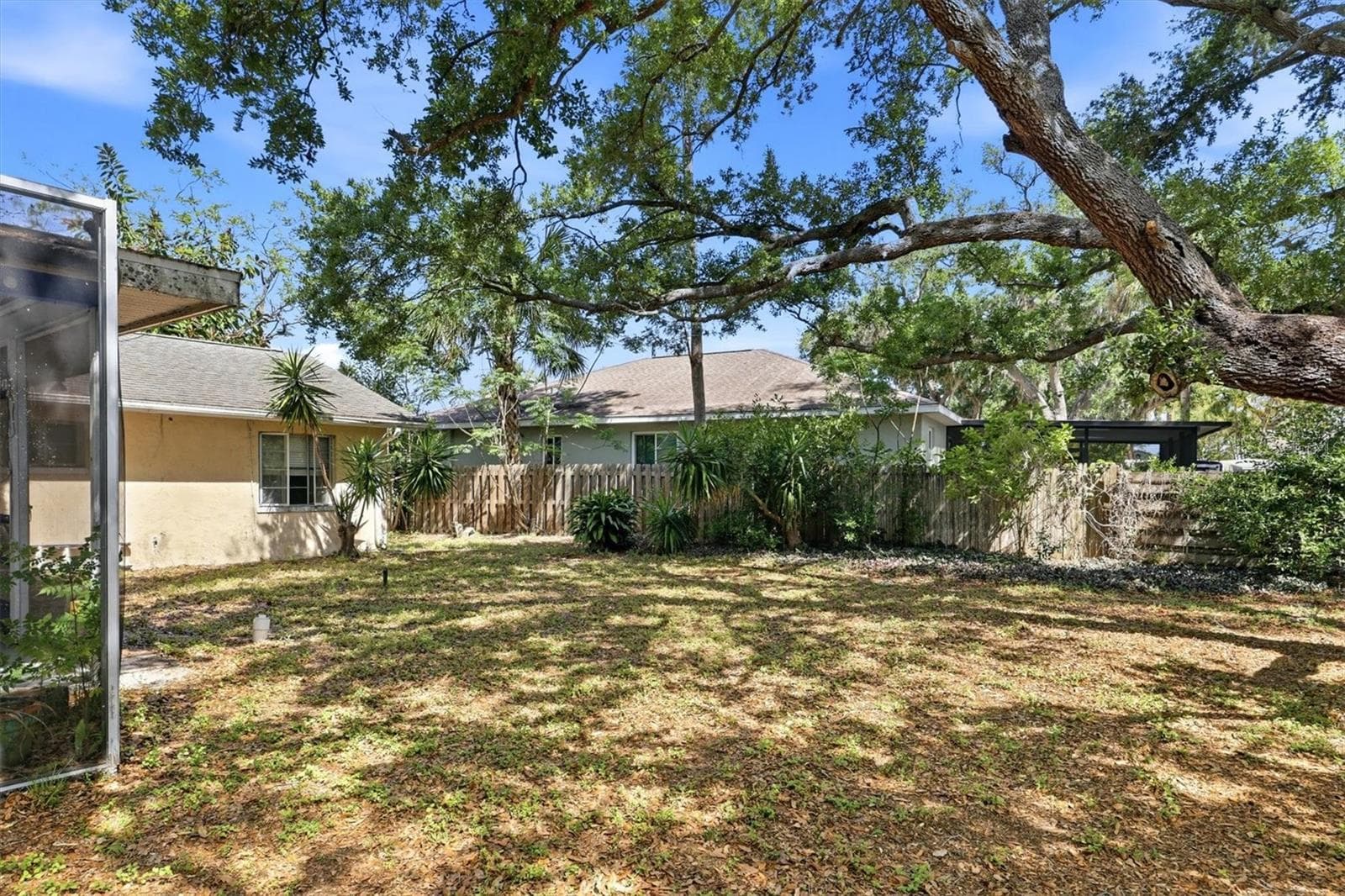back yard privacy - 4003 BOOTH PL, SARASOTA