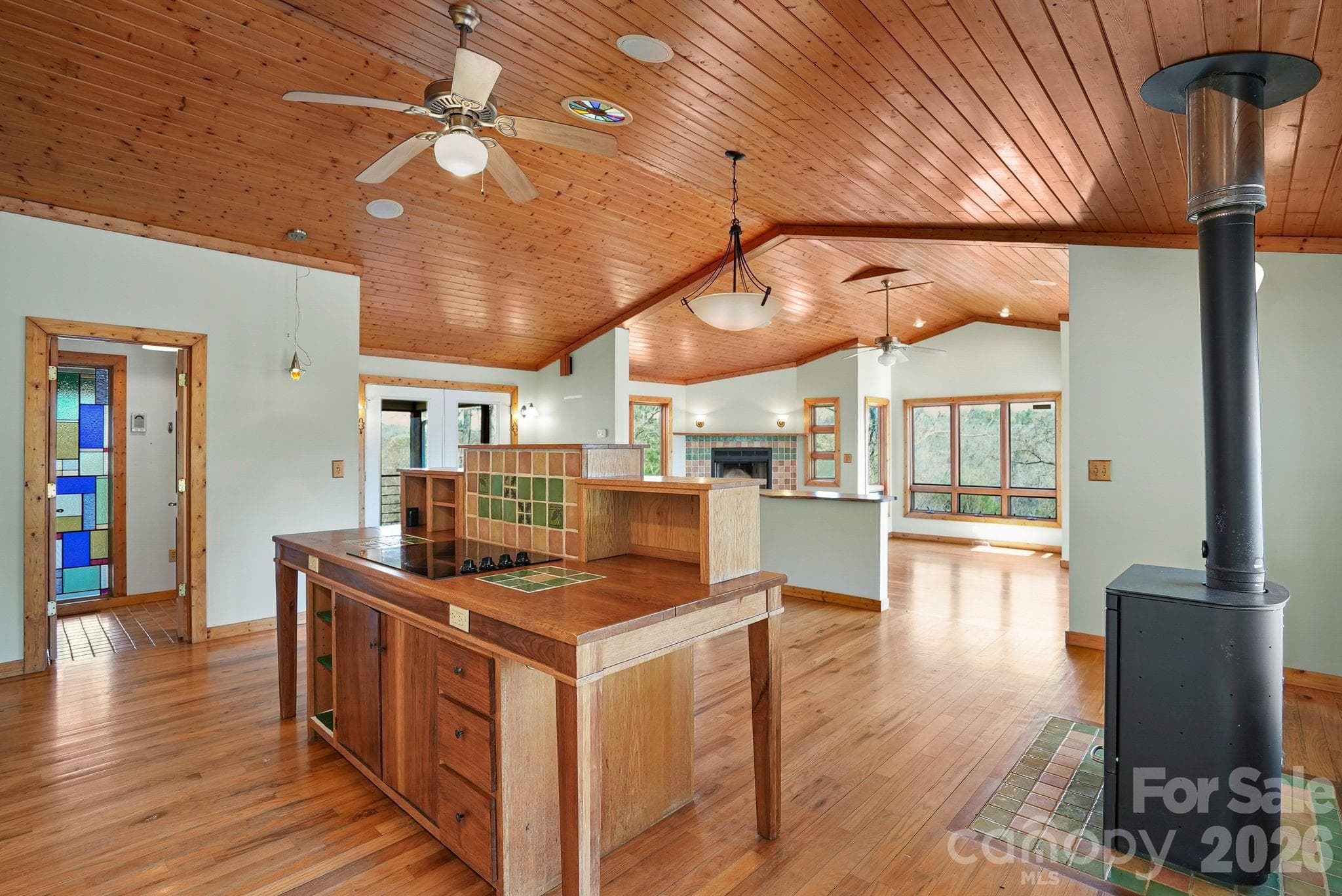 Open concept living - 310 Burr Ridge, Marshall
