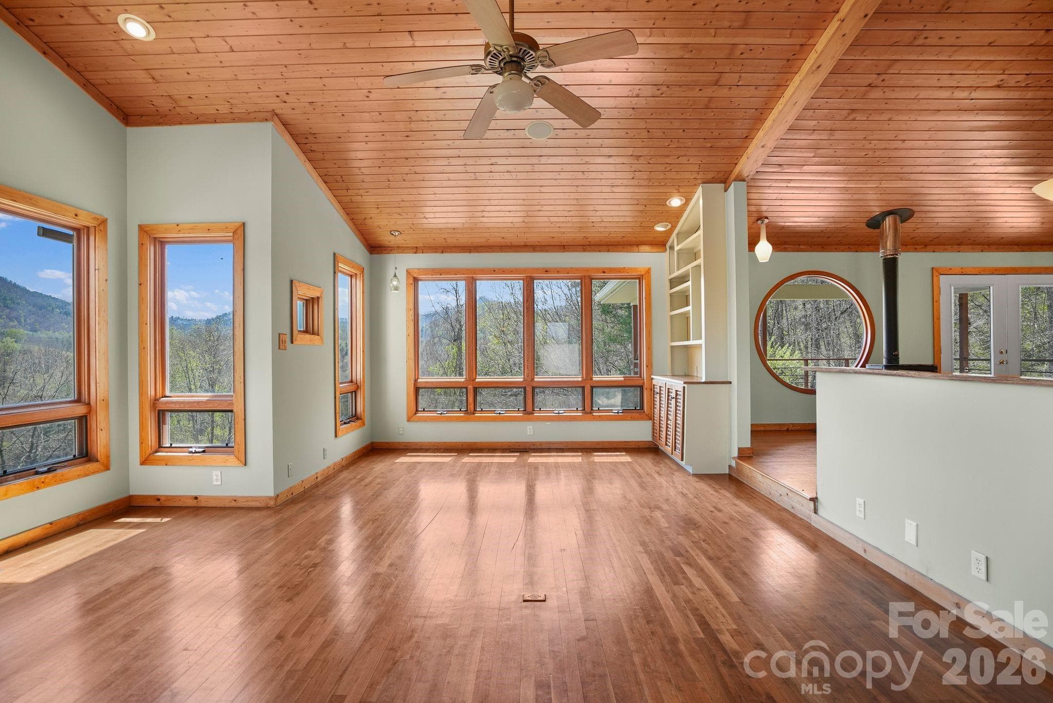 Take in the long range mountain views - 310 Burr Ridge, Marshall