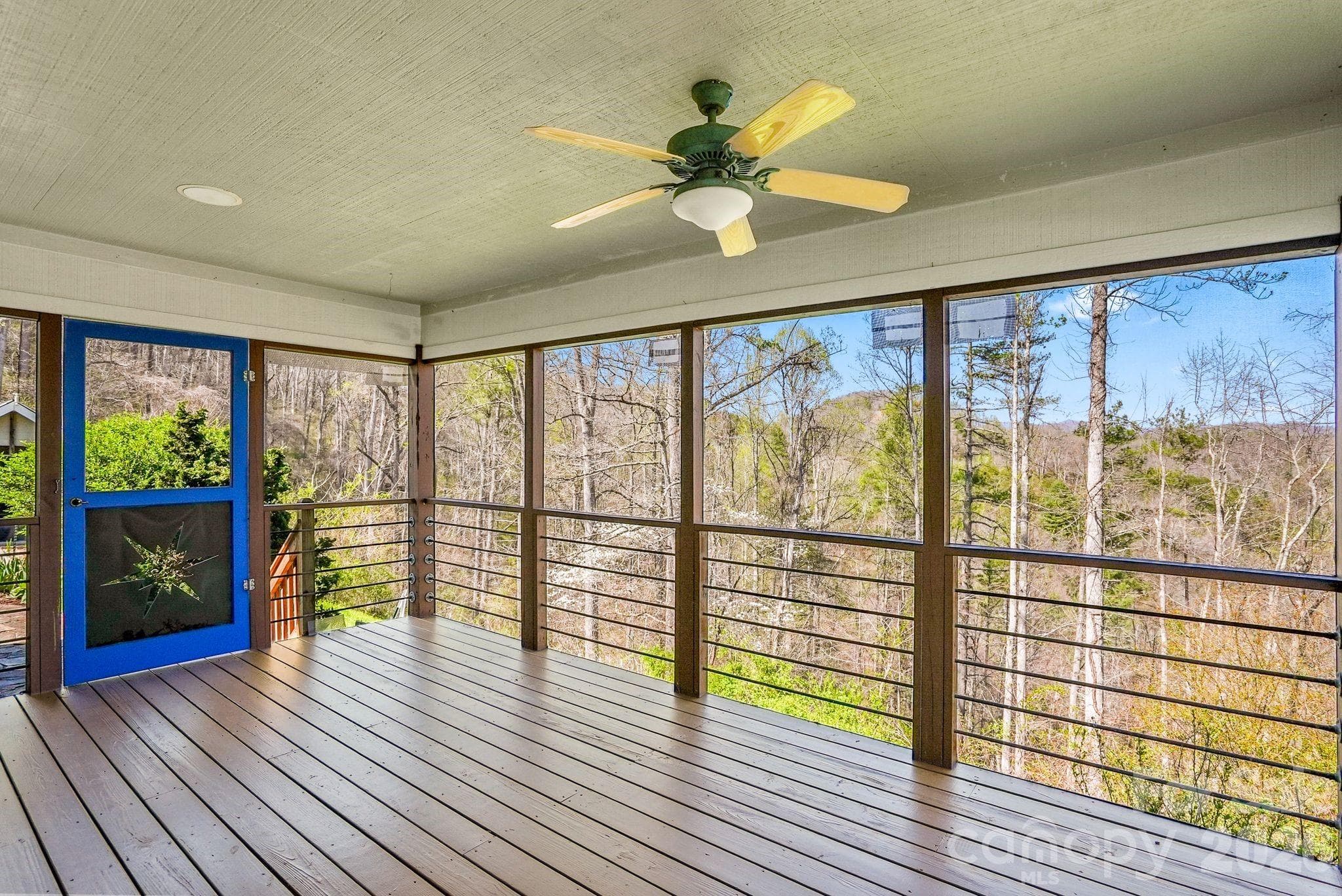 Covered back porch with views - 310 Burr Ridge, Marshall