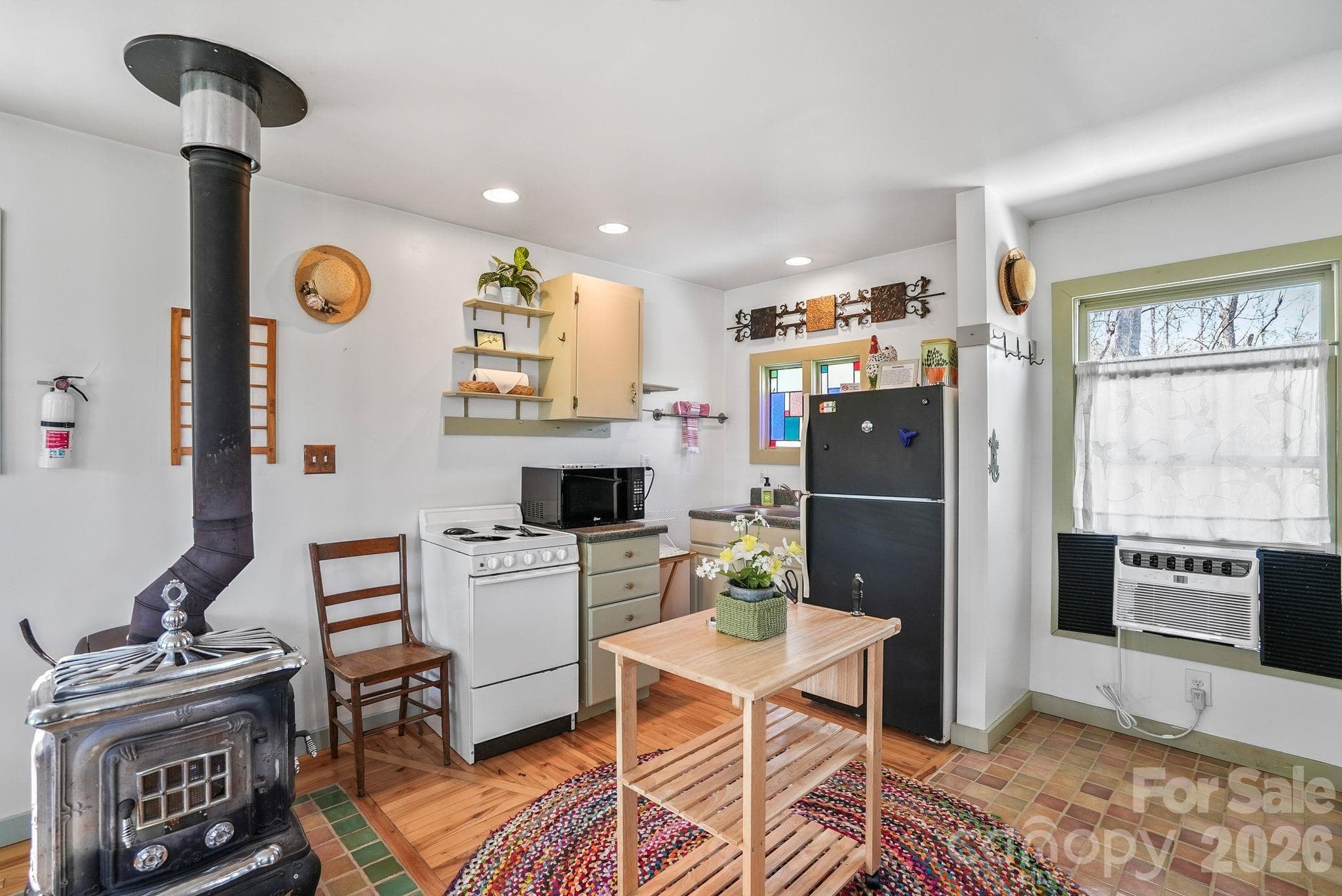 Window air conditioning, radiant floor heating and wood stove - 310 Burr Ridge, Marshall