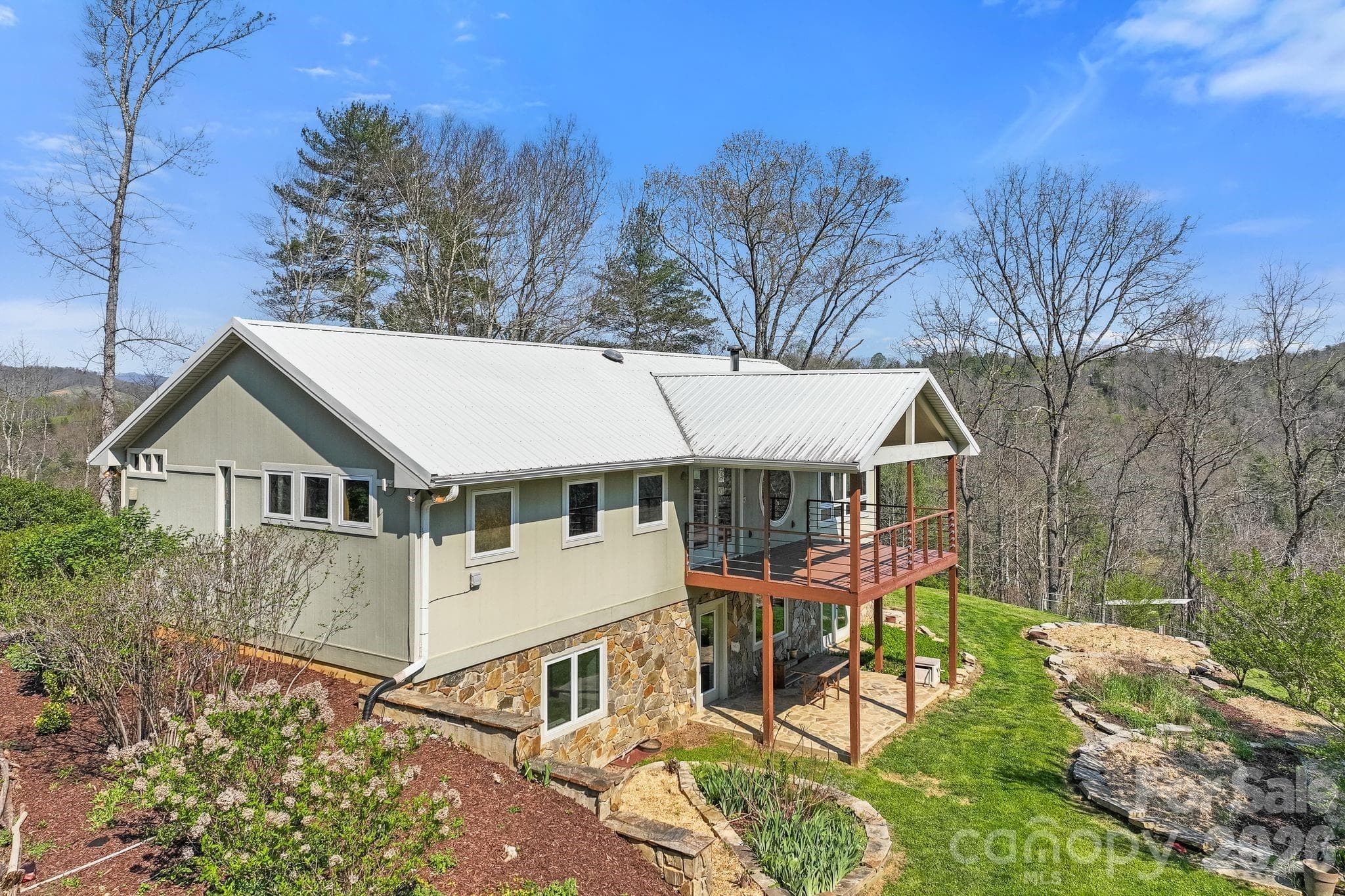 Established perennial flower beds - 310 Burr Ridge, Marshall