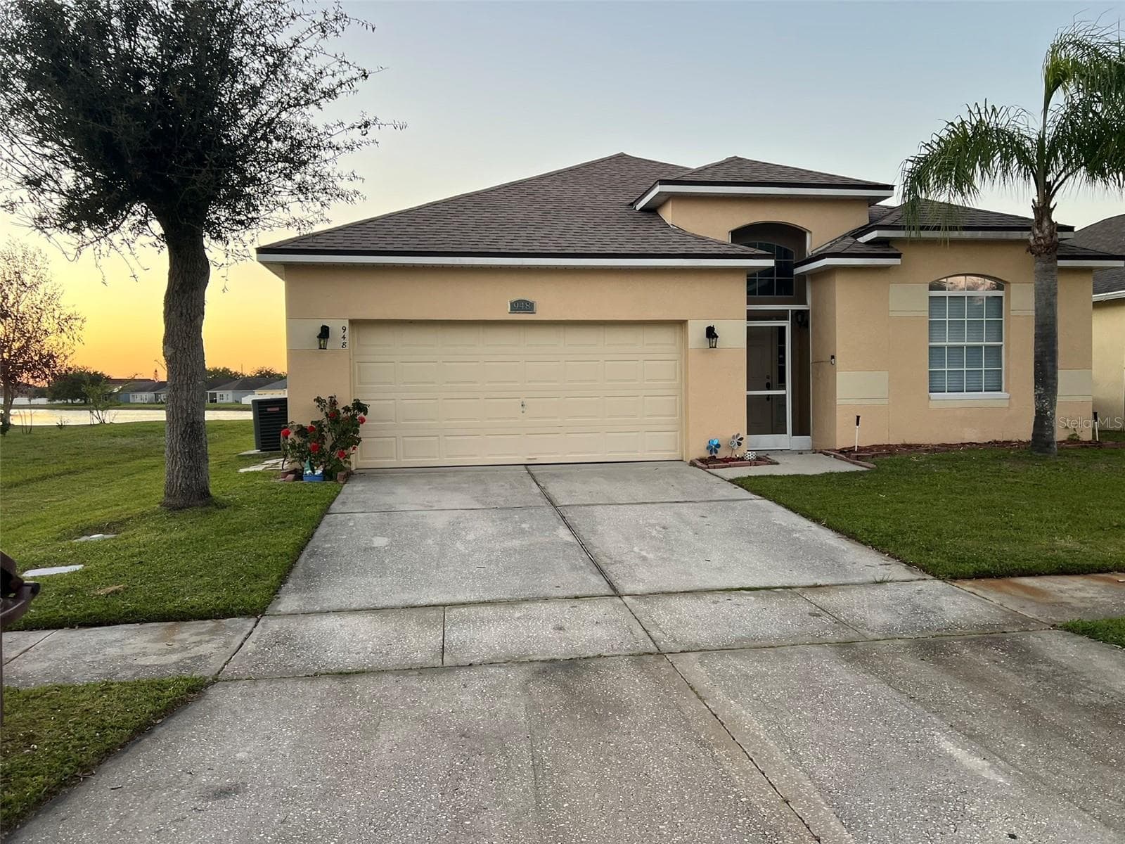948 HACIENDA CIR