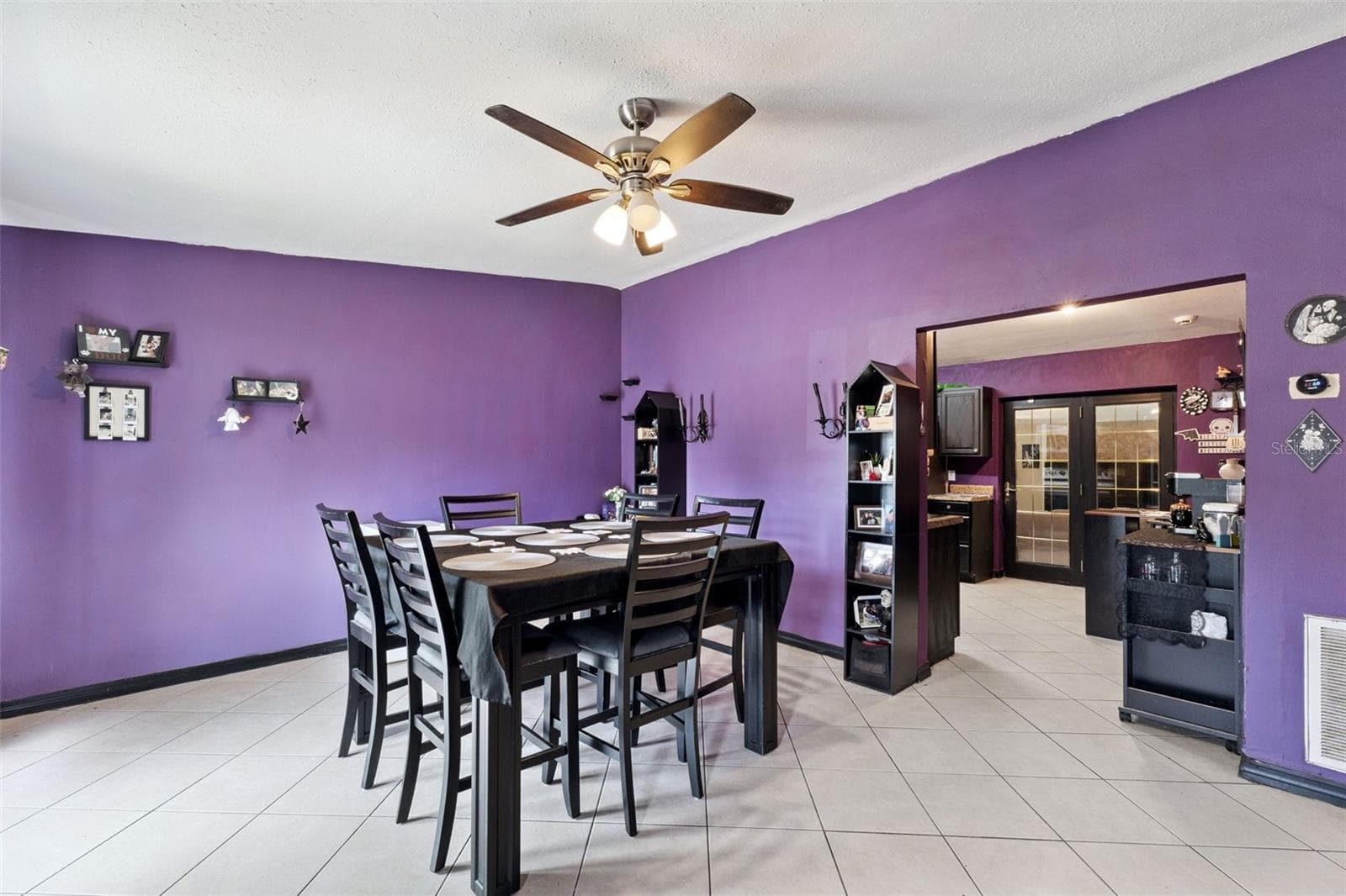 Living Room showing kitchen entry - 6204 OAKCREST CIR, ORLANDO