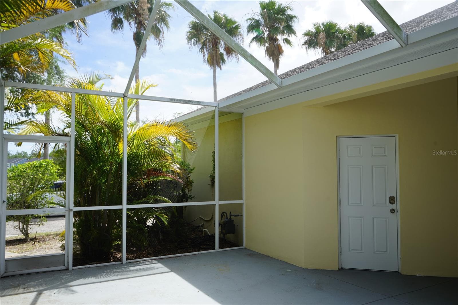 lanai is entry, door is to the garage - 201 SUNSET CREST CT, APOLLO BEACH