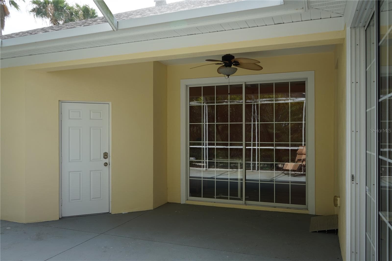 garage door and slider to primary bedroom - 201 SUNSET CREST CT, APOLLO BEACH