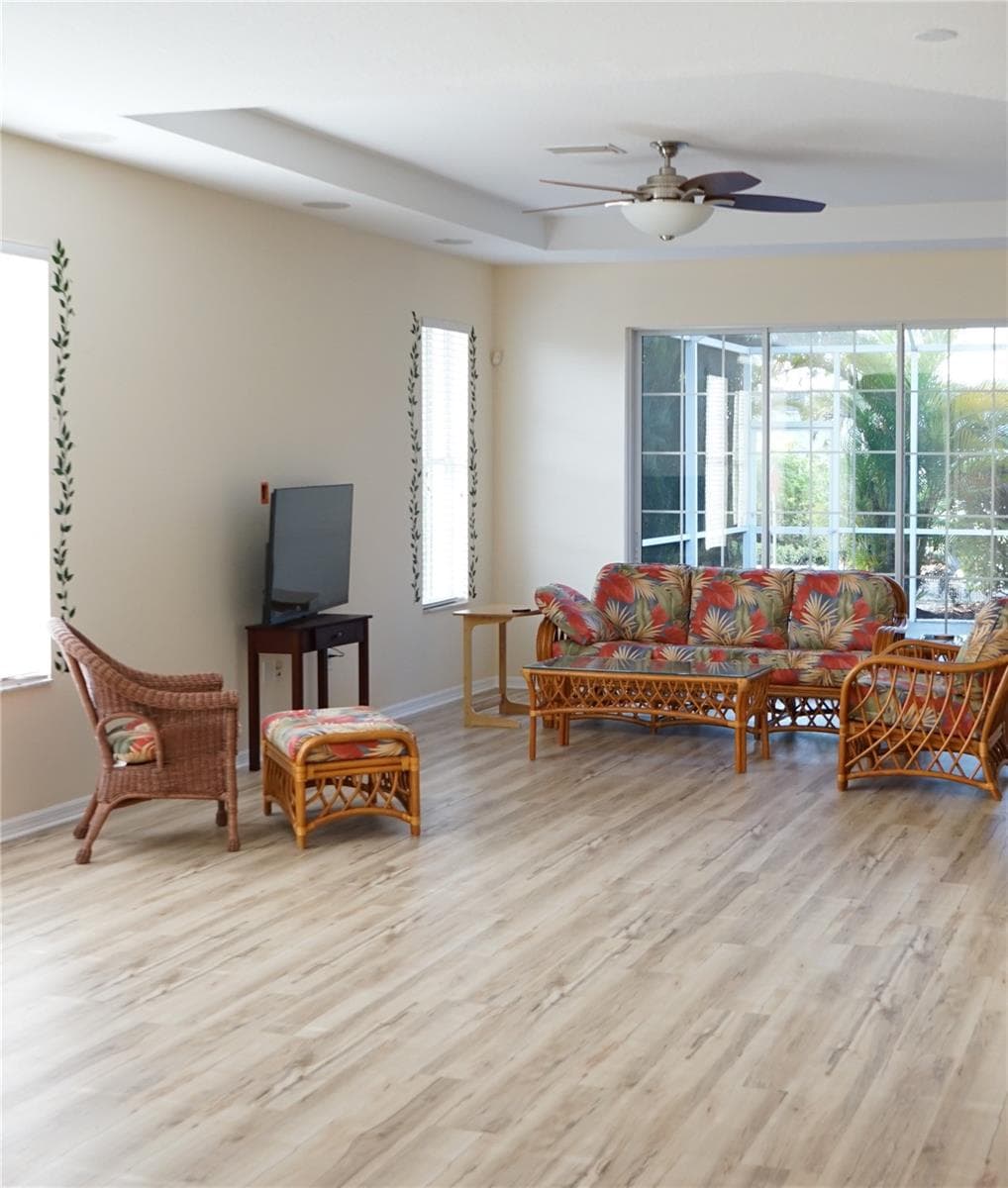living room - 201 SUNSET CREST CT, APOLLO BEACH