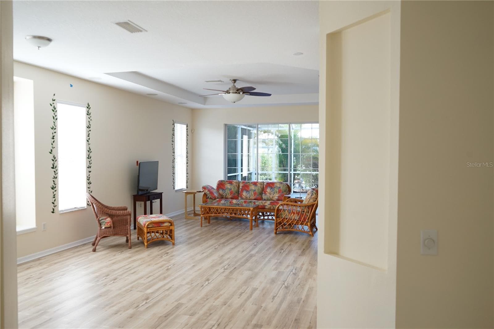 space to left can also hold dining table - 201 SUNSET CREST CT, APOLLO BEACH