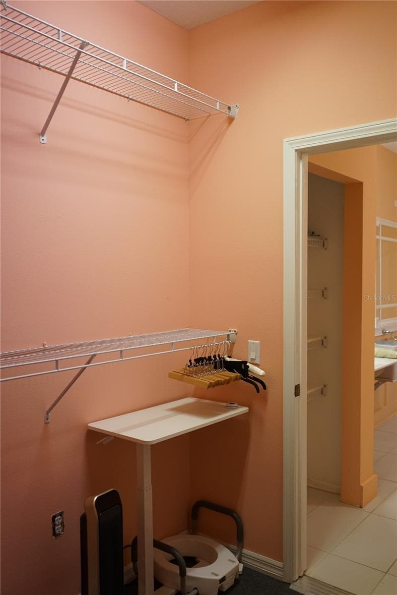 walk in closet - 201 SUNSET CREST CT, APOLLO BEACH