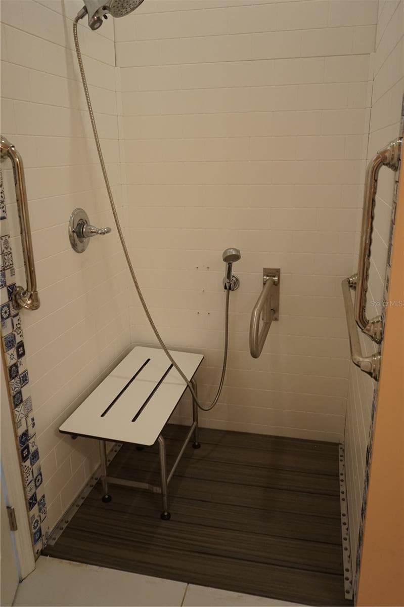 roll in shower - 201 SUNSET CREST CT, APOLLO BEACH