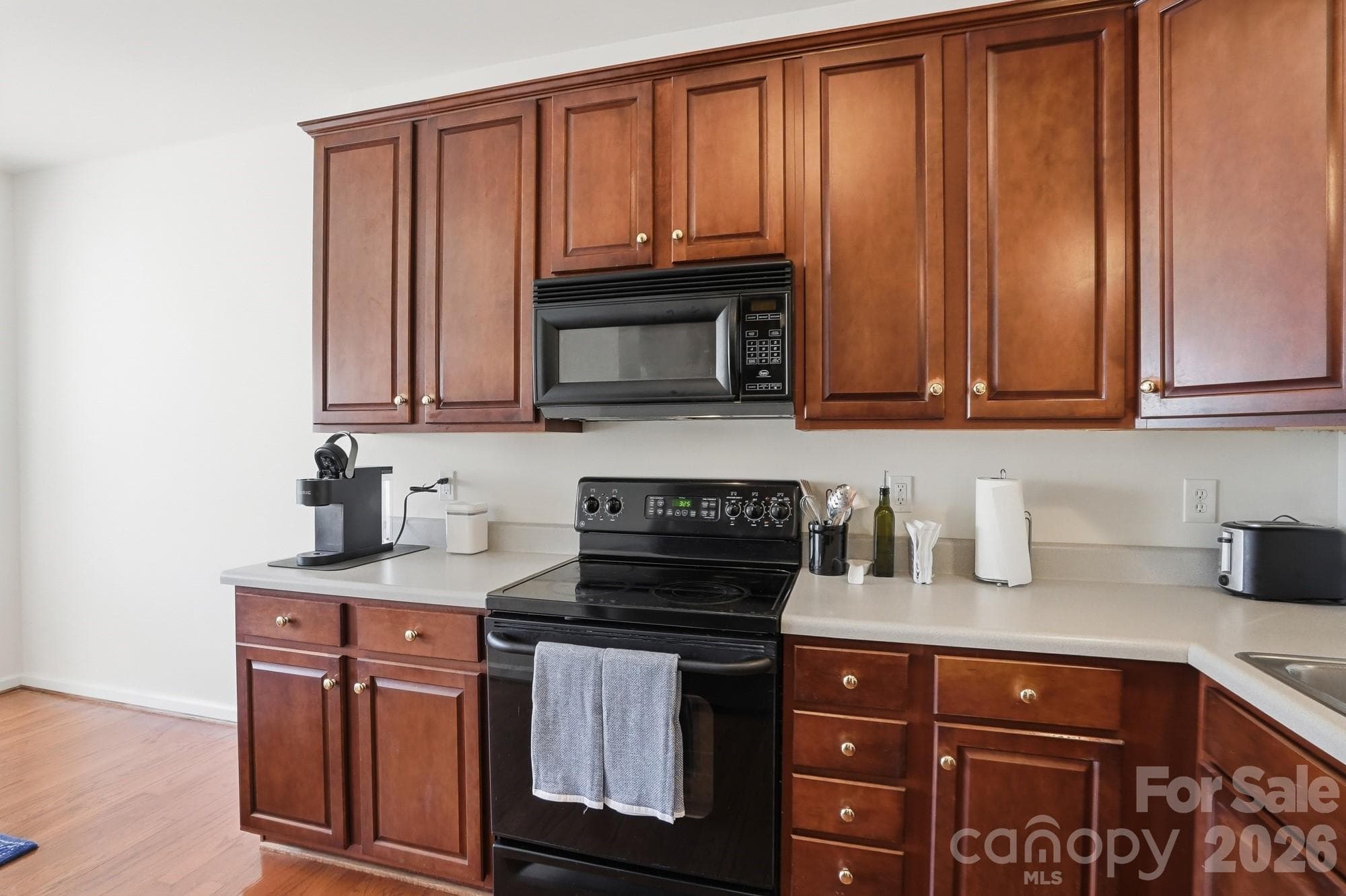 Kitchen w/beautiful solid wood cabinets, stainless appliances, & Hardwood floors - 225 Horizon Circle, Rock Hill